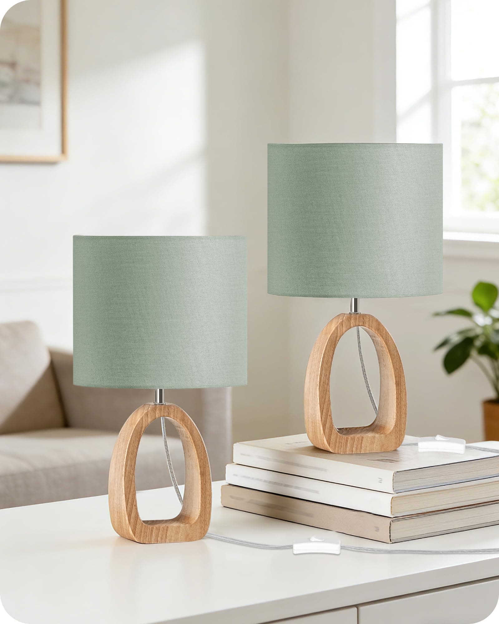 Lámpara de mesa madera clara y pantalla verde