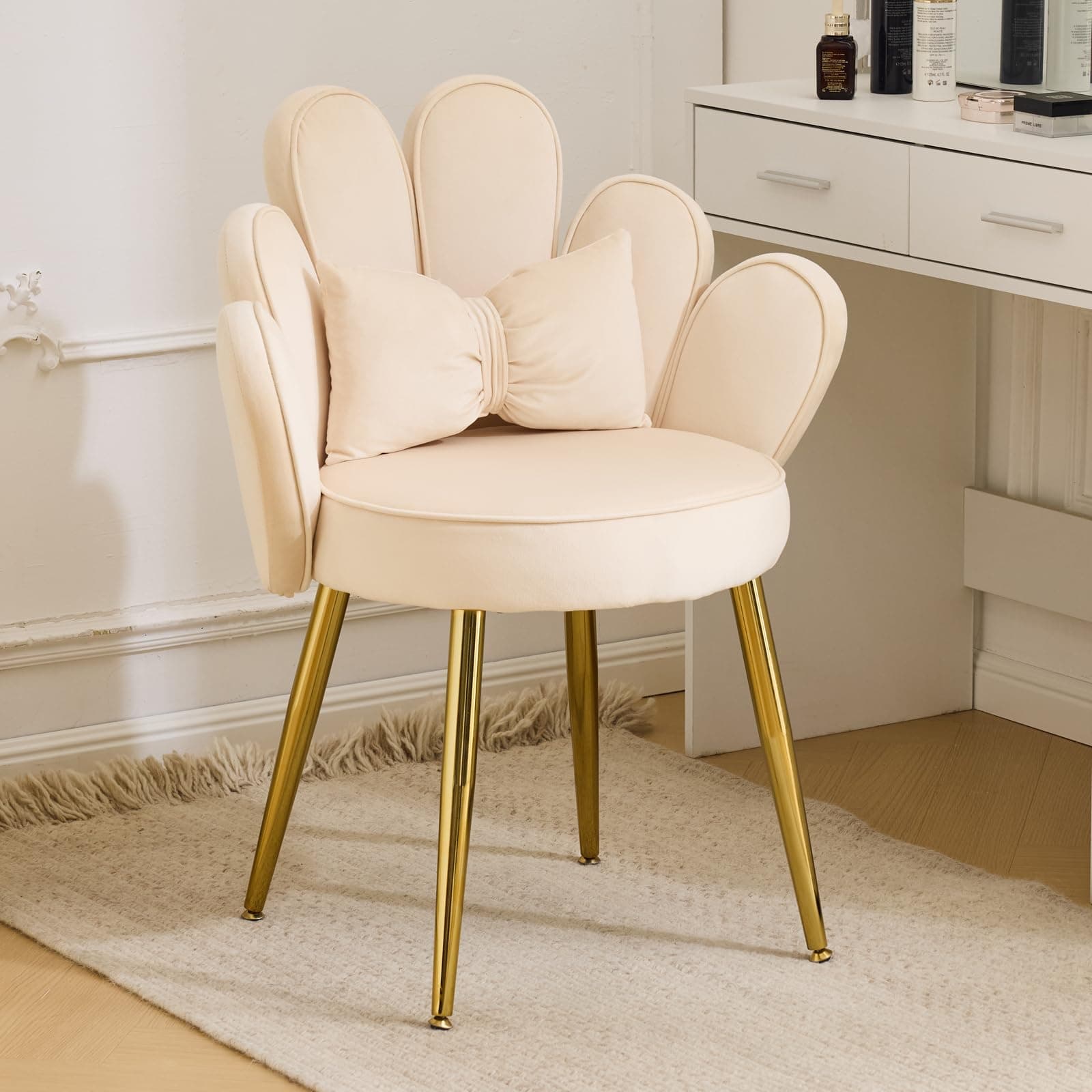 Silla de tocador tapizada en beige con patas doradas