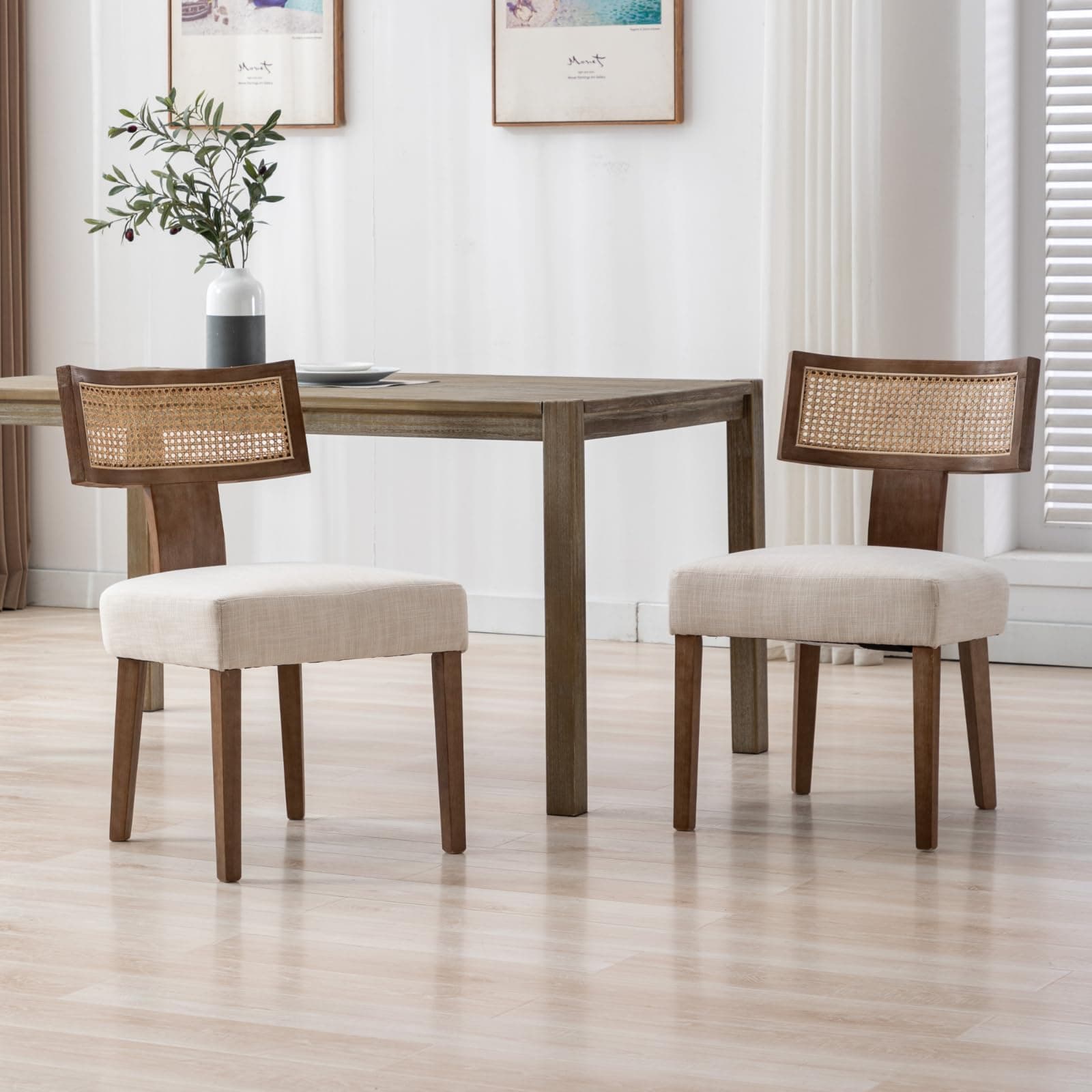Silla de comedor beige con respaldo de ratán