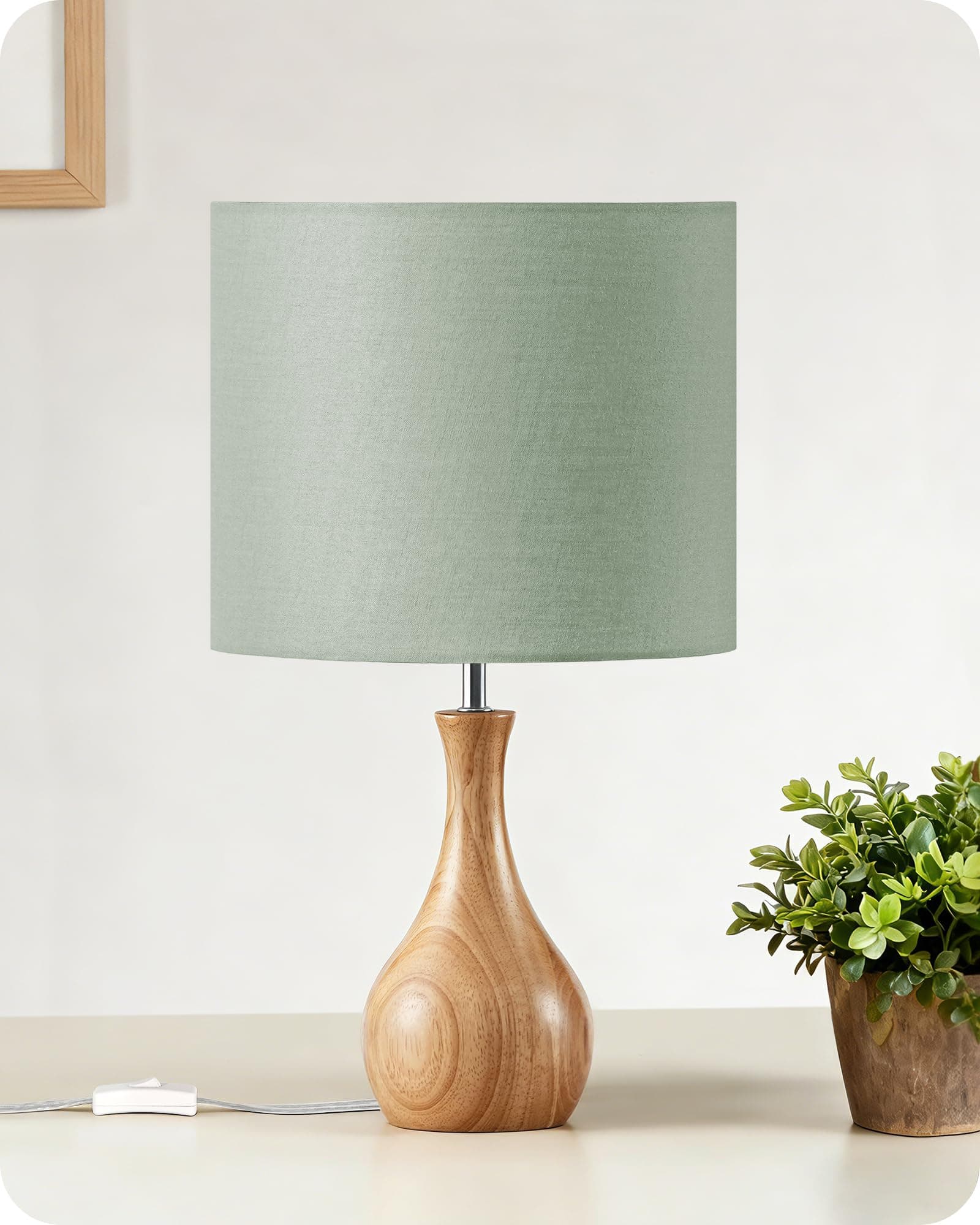 Lámpara de mesa con base de madera y pantalla verde