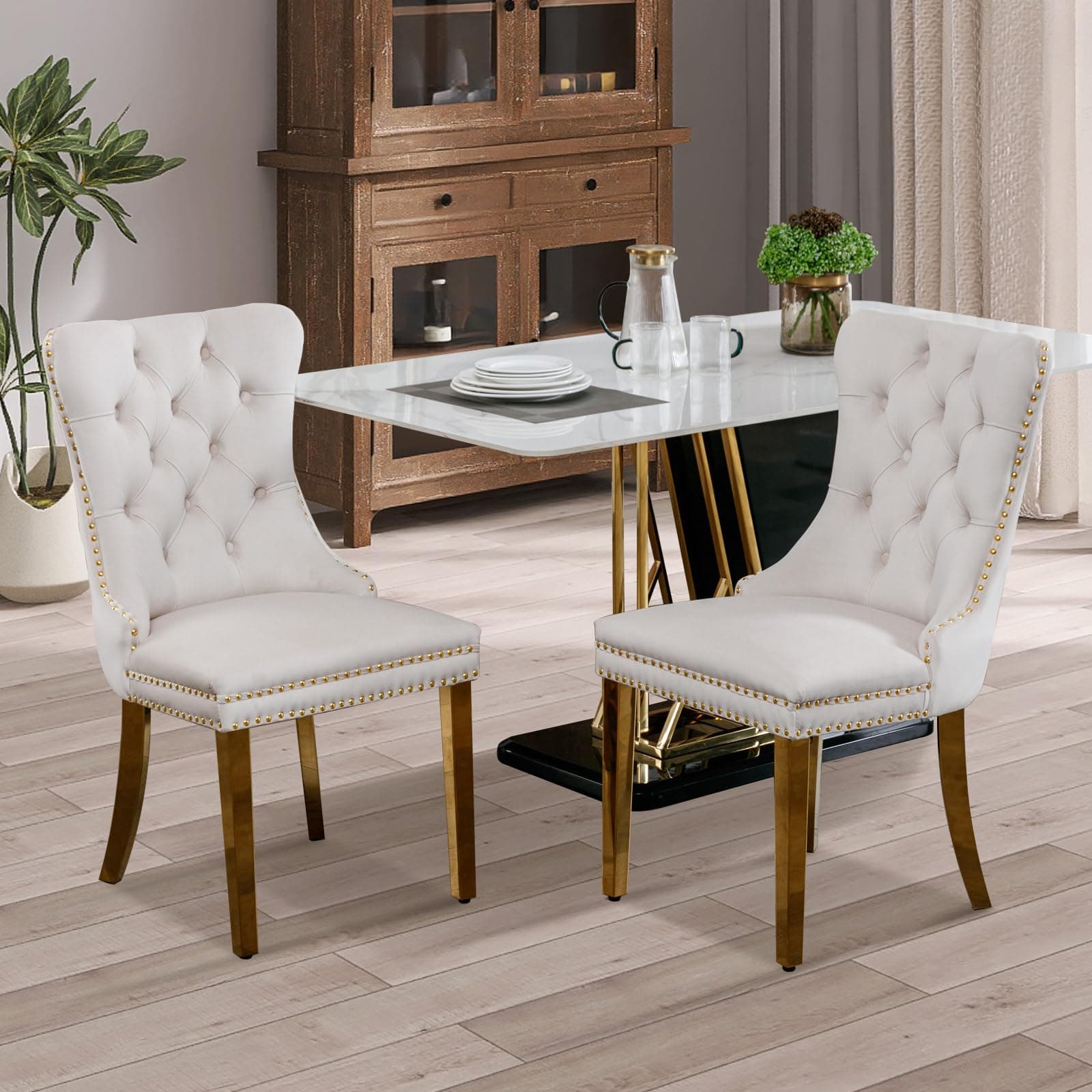 Silla de comedor tapizada en terciopelo blanco con tachuelas