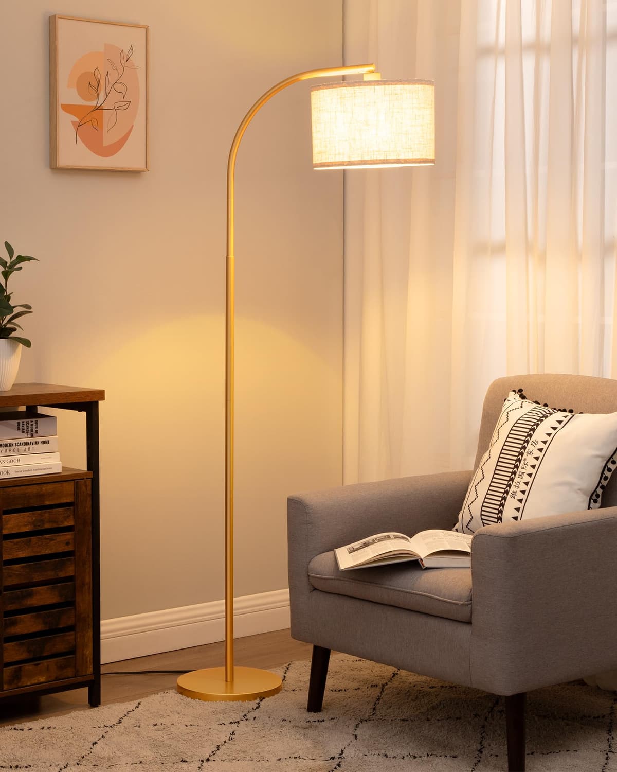 Lámpara de pie dorada con pantalla cilíndrica