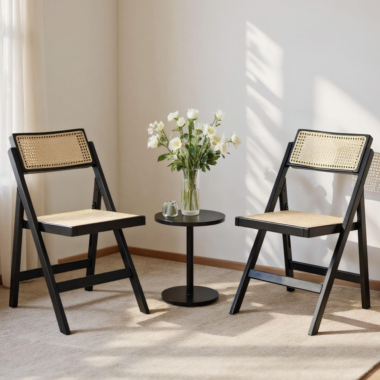 Silla plegable de madera negra y ratán