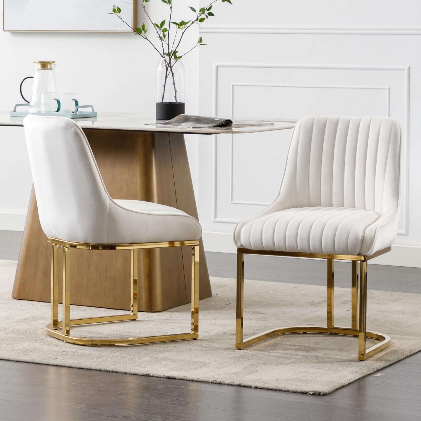 Silla de comedor tapizada en terciopelo blanco con patas doradas
