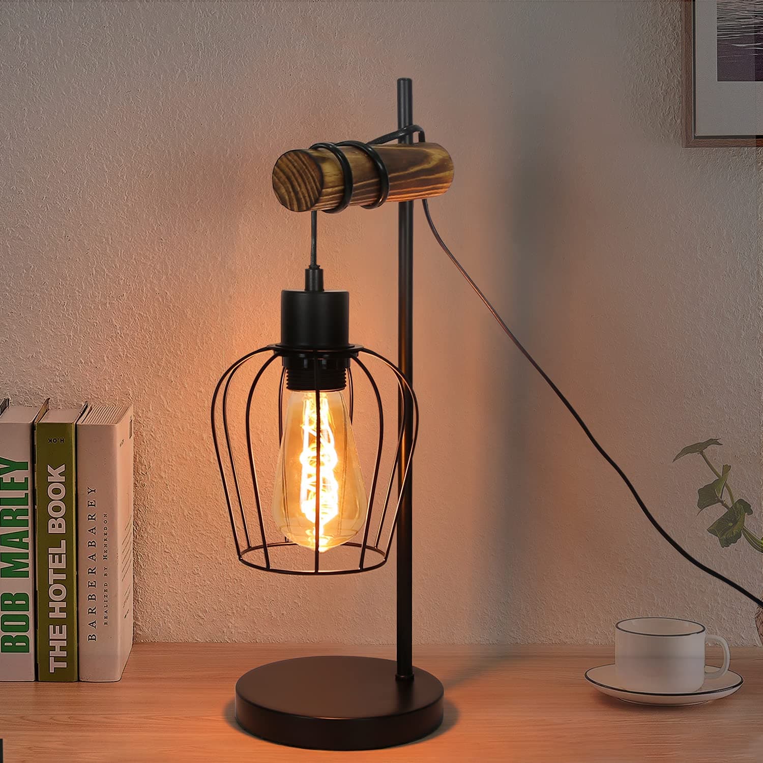 Lámpara de mesa industrial con jaula de metal y madera