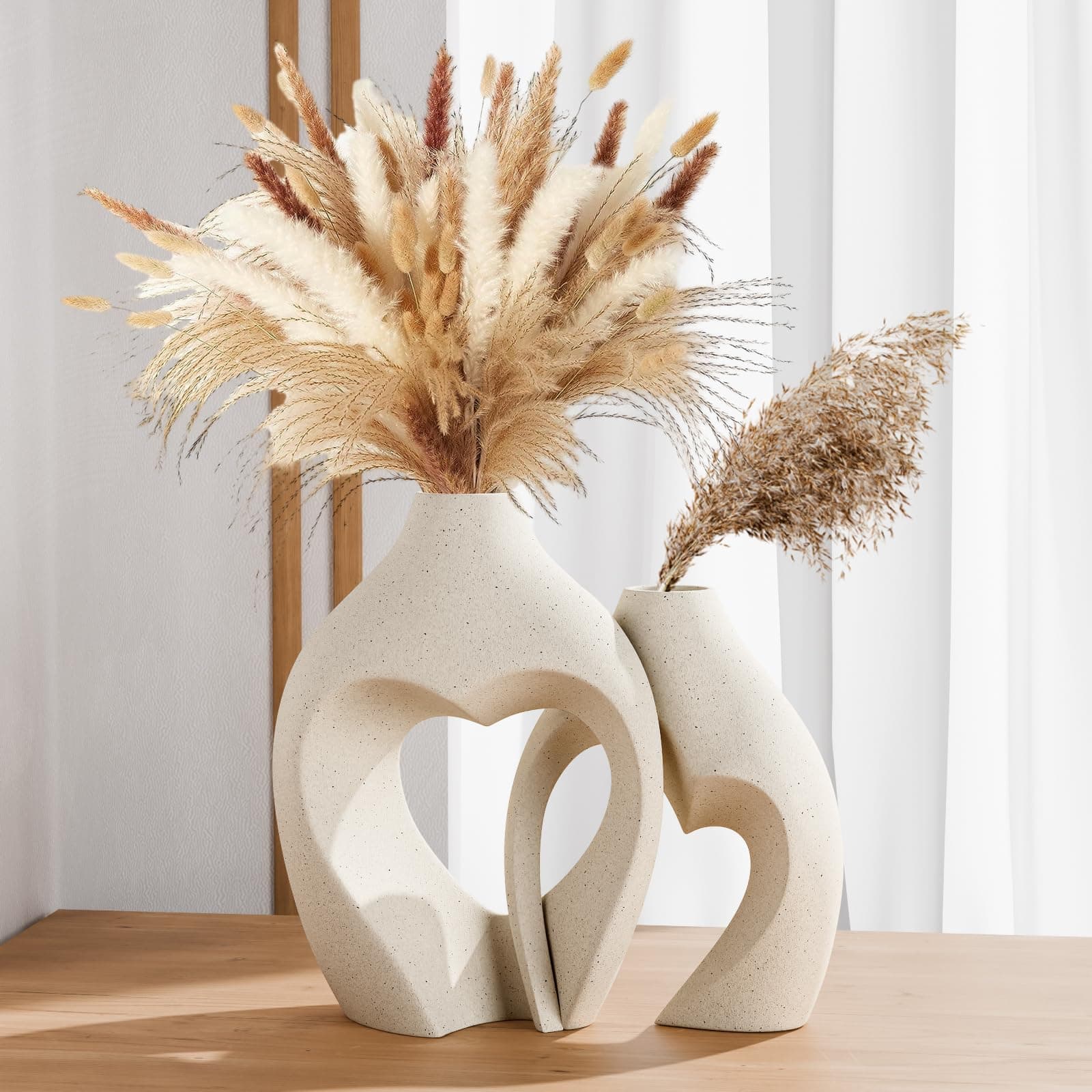 Jarrón decorativo de cerámica beige con forma de corazón