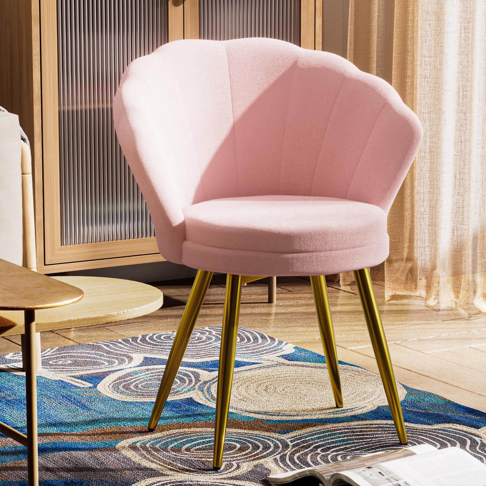 Silla de terciopelo rosa con patas doradas