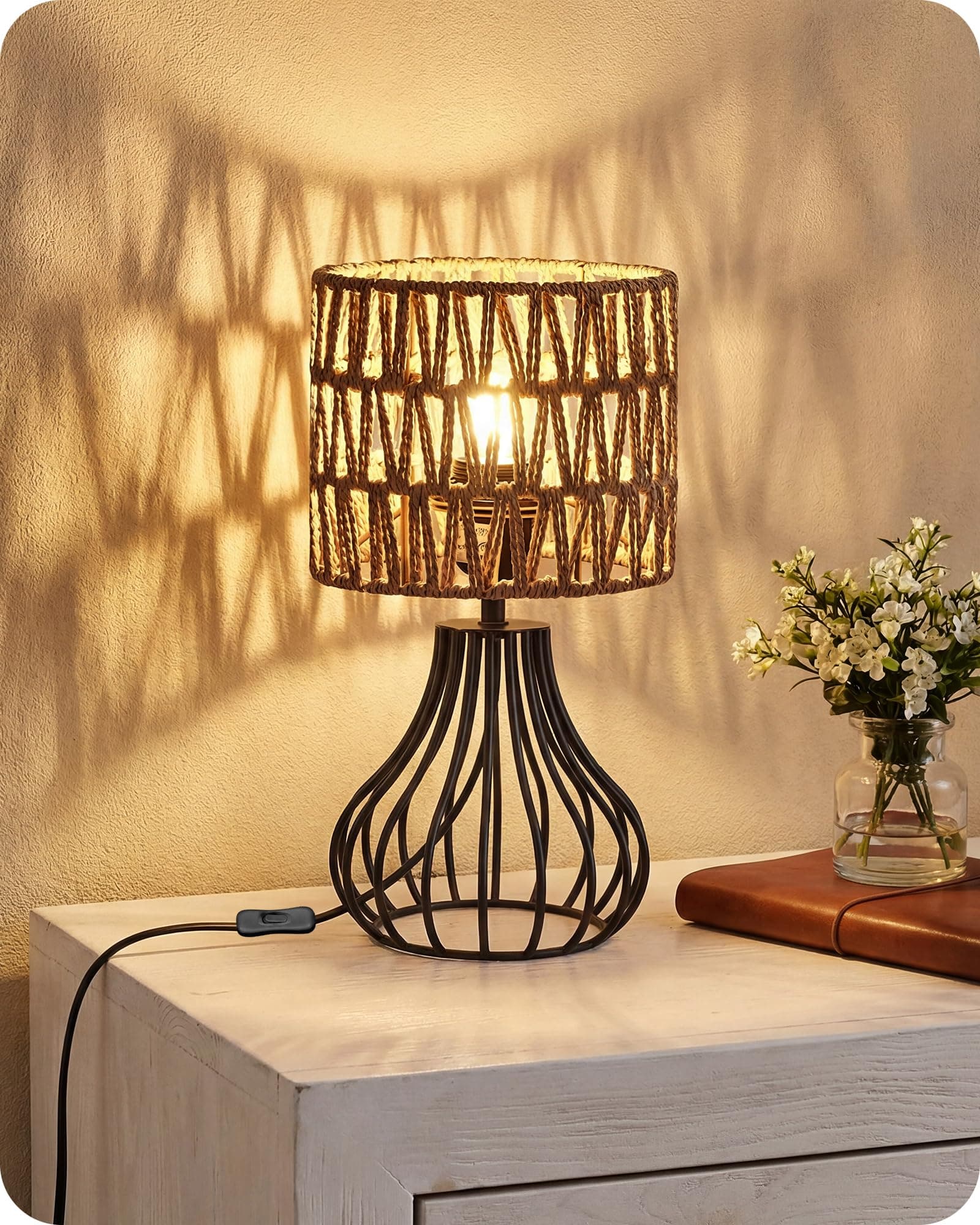 Lámpara de mesa con pantalla de cuerda y base de metal negro