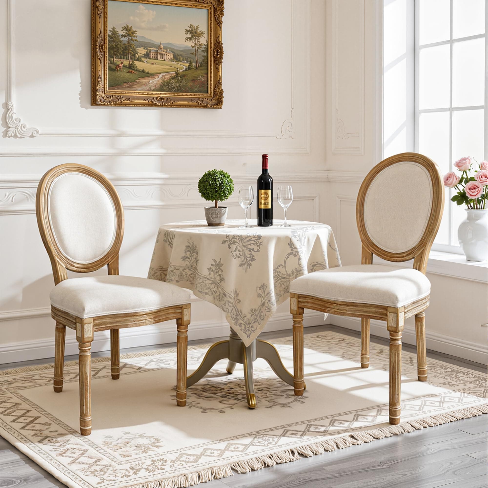 Silla de comedor de estilo provenzal en madera clara y tapizada en beige