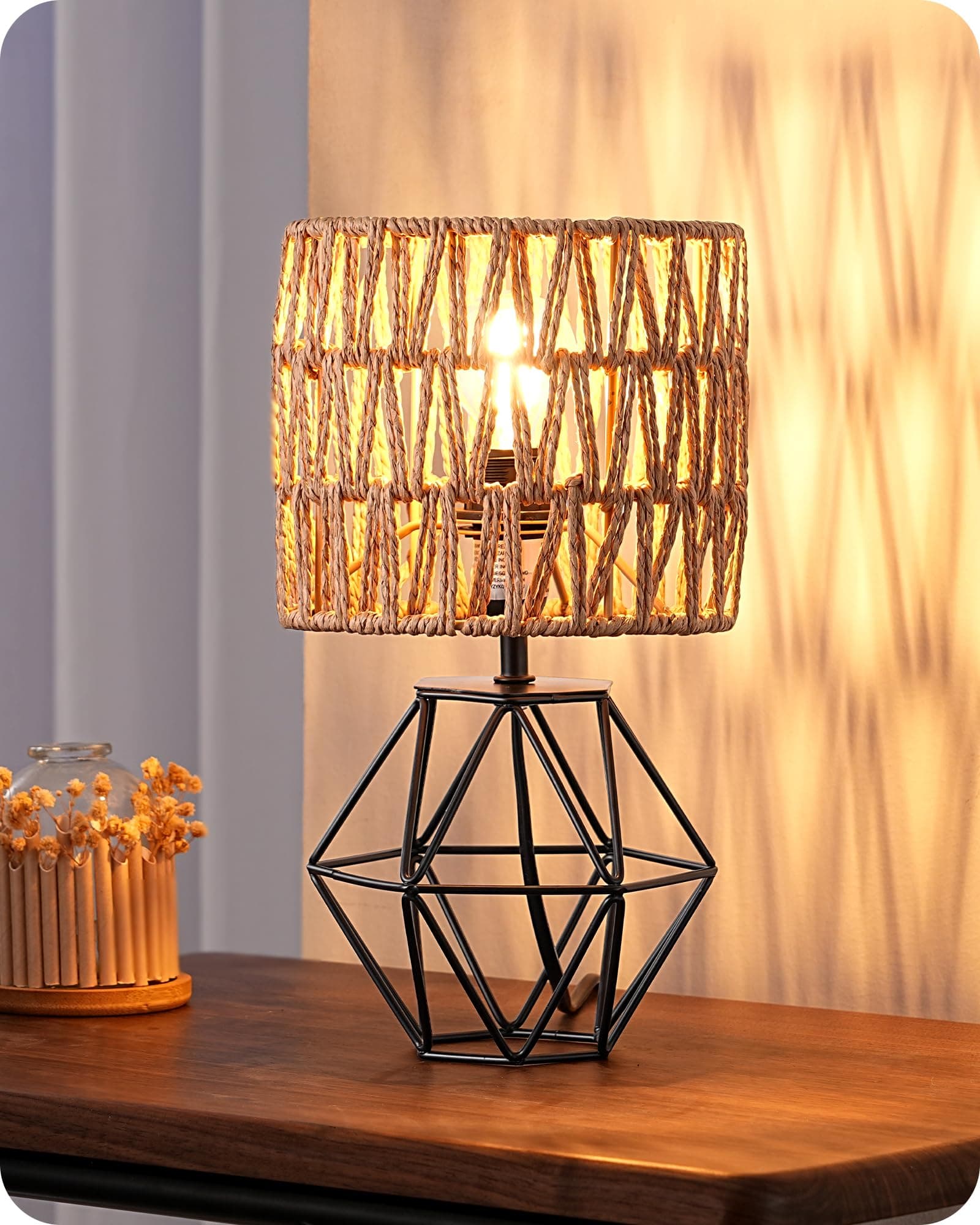 Lámpara de mesa con base geométrica de metal y pantalla de cuerda