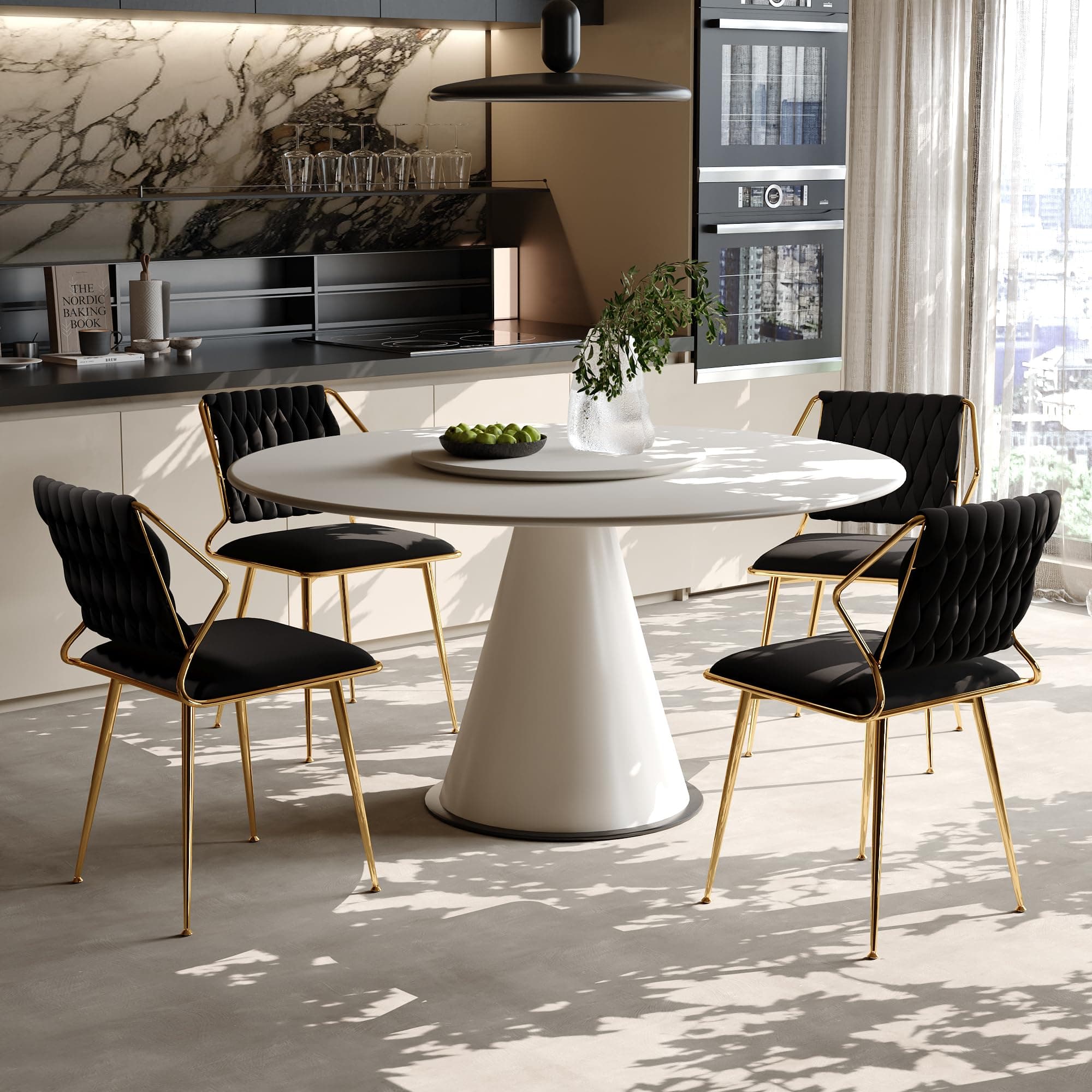 Silla de comedor tapizada en terciopelo negro con patas doradas