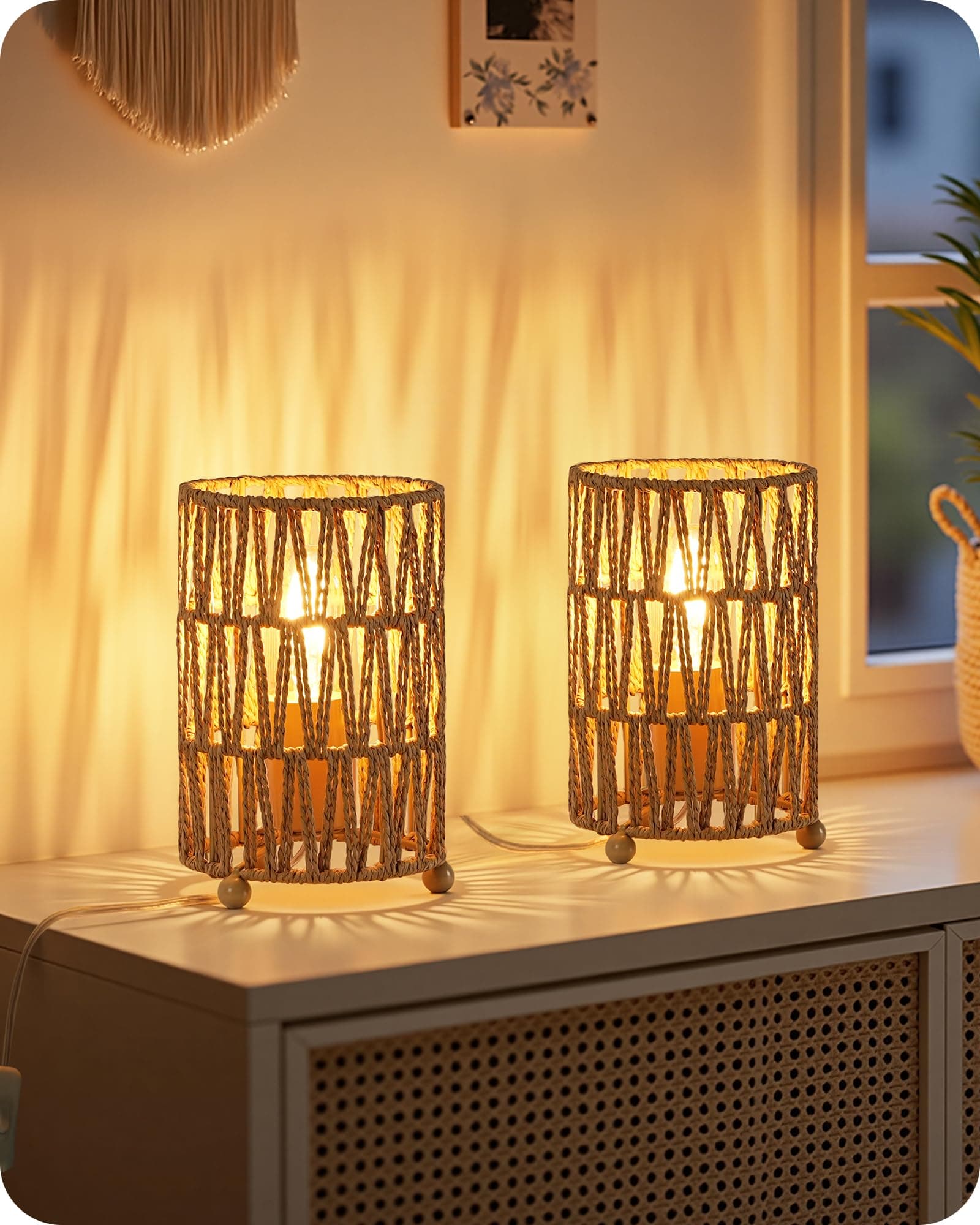 Lámpara de mesa de ratán natural con pantalla cilíndrica