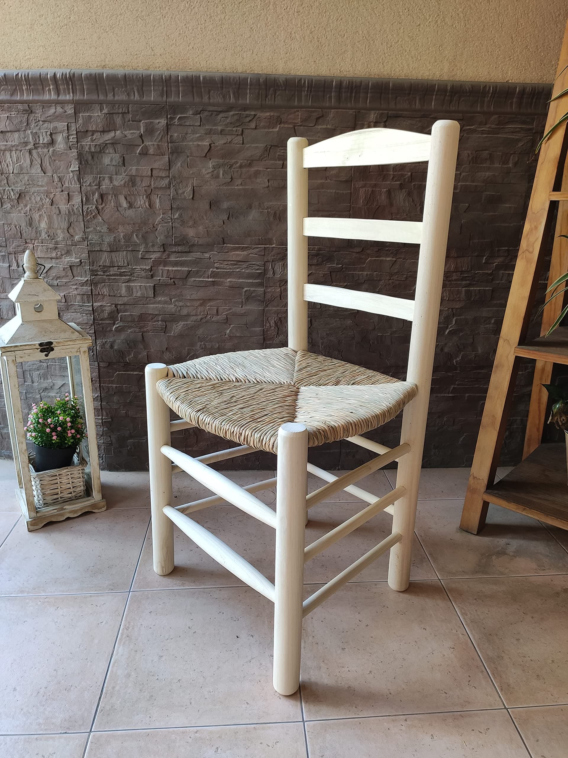 Silla de madera blanca con asiento de enea rústica