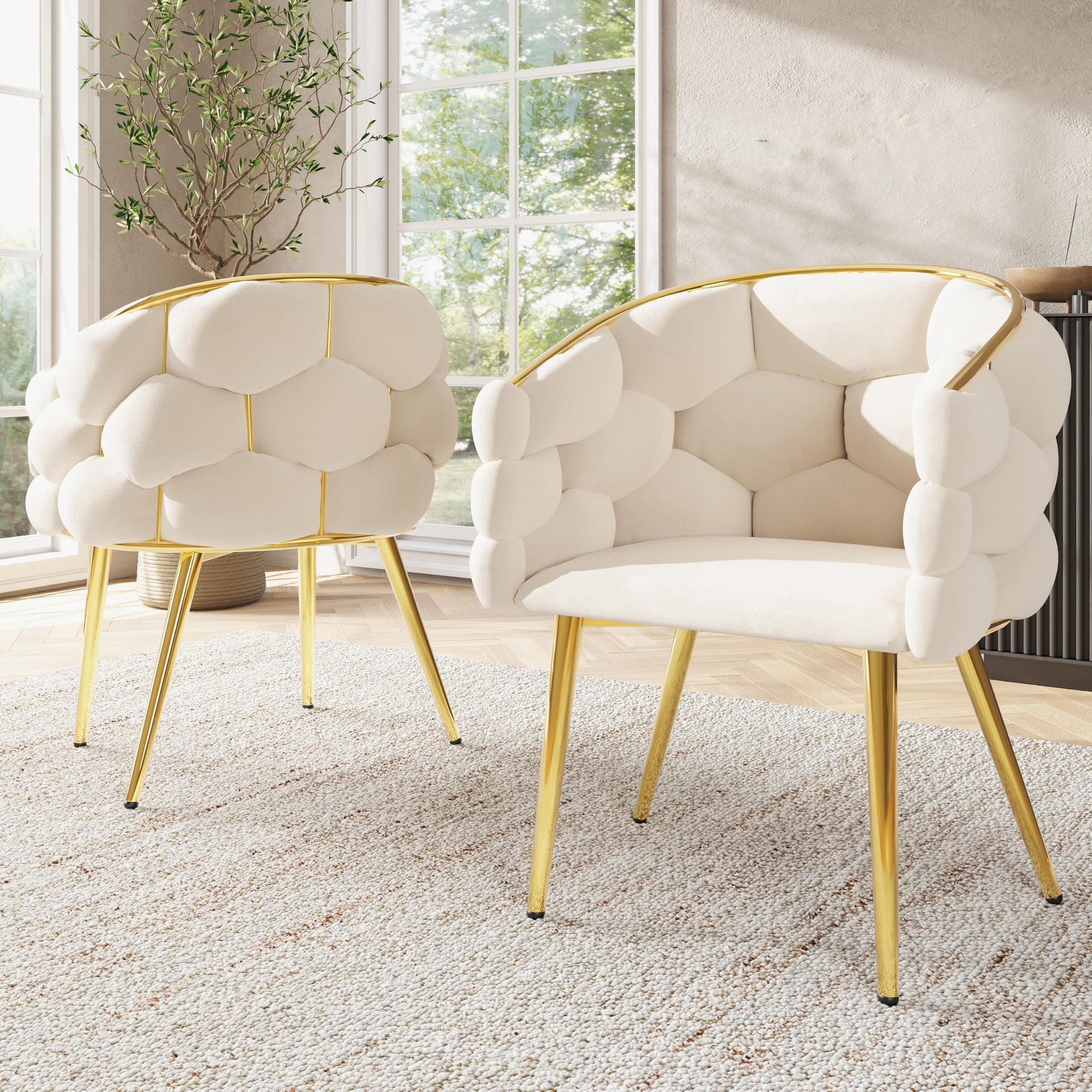 Silla de terciopelo crema con patas doradas