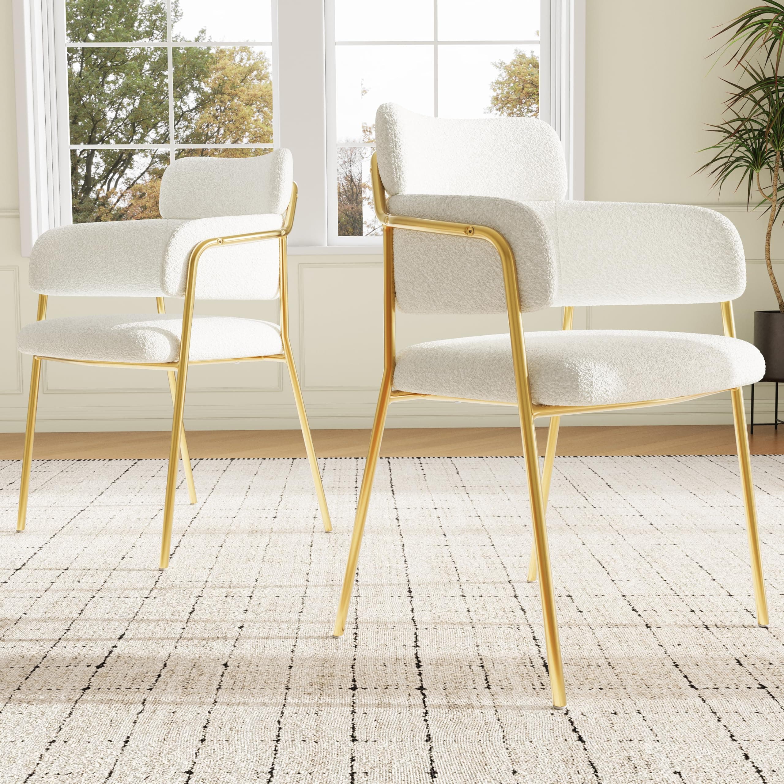 Silla de comedor tapizada en borreguito blanco con patas doradas