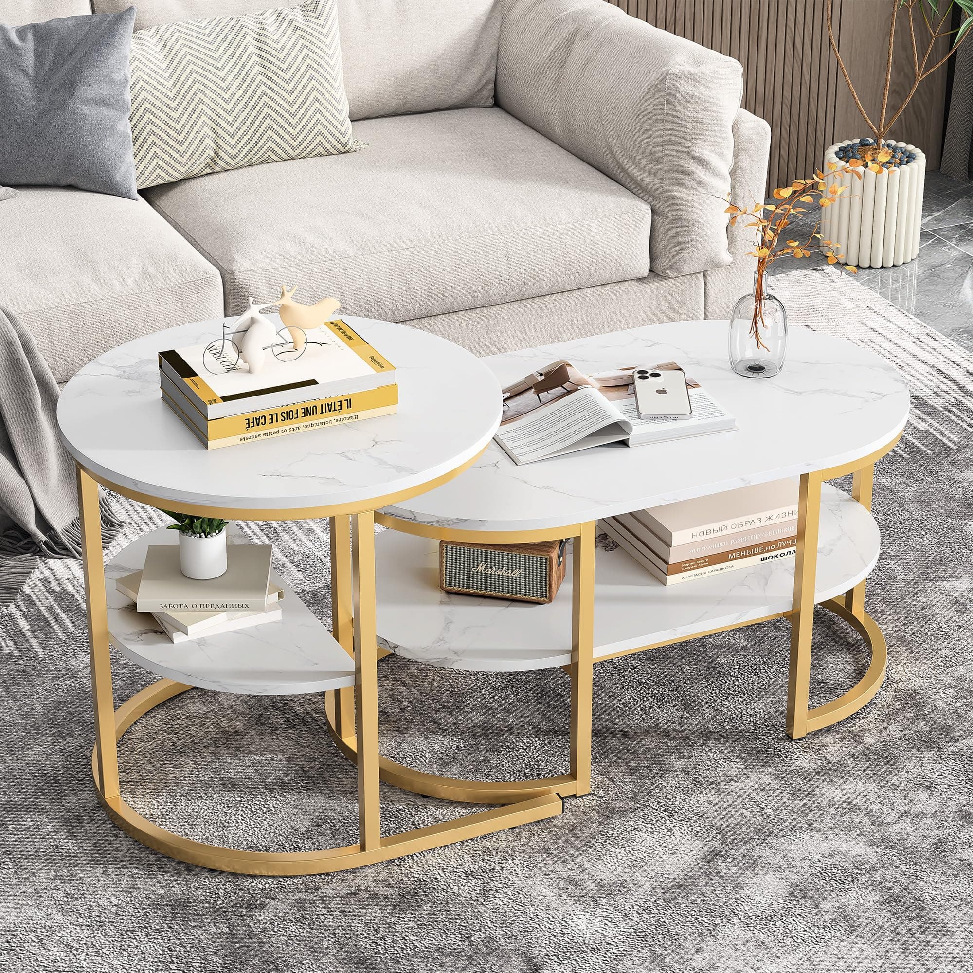 Mesa de centro doble con estructura dorada y tapa de mármol blanco