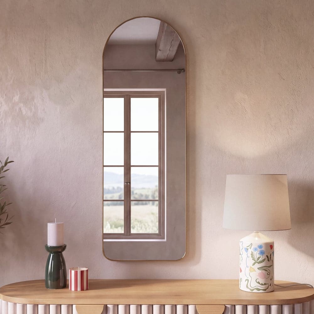 Espejo de pared en arco con marco de aluminio dorado