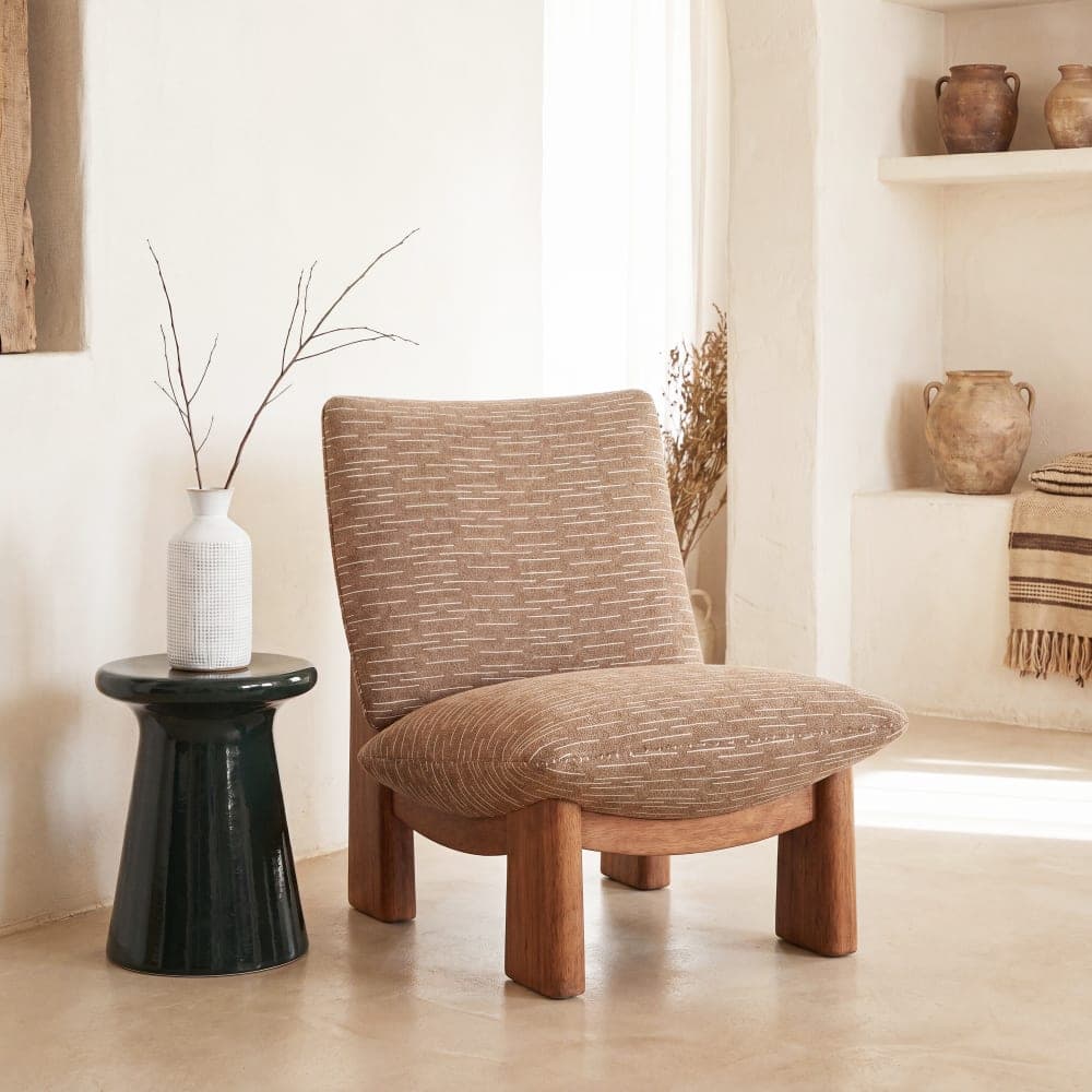 sillón jacquard marrón, sillón bajo madera