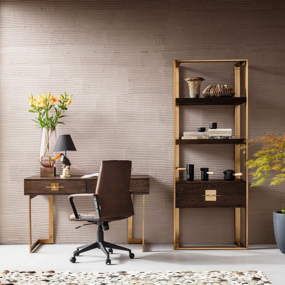 Silla de oficina giratoria marrón con estructura metálica