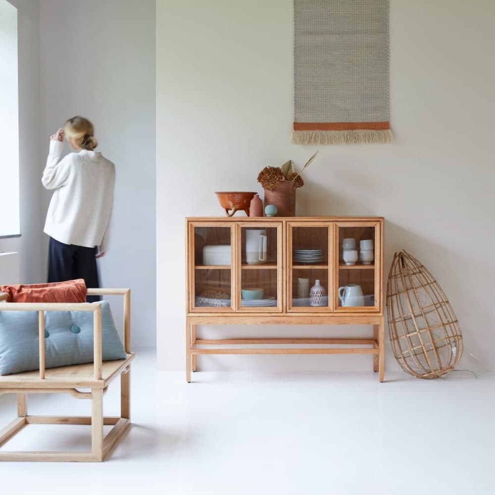 Vitrina baja de madera de mindi con puertas de cristal