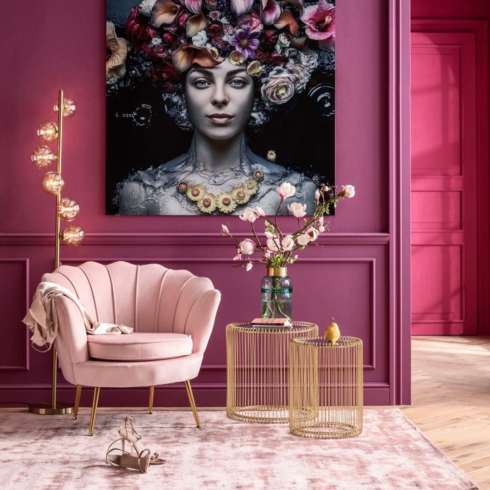 Sillón de terciopelo rosa con diseño de concha