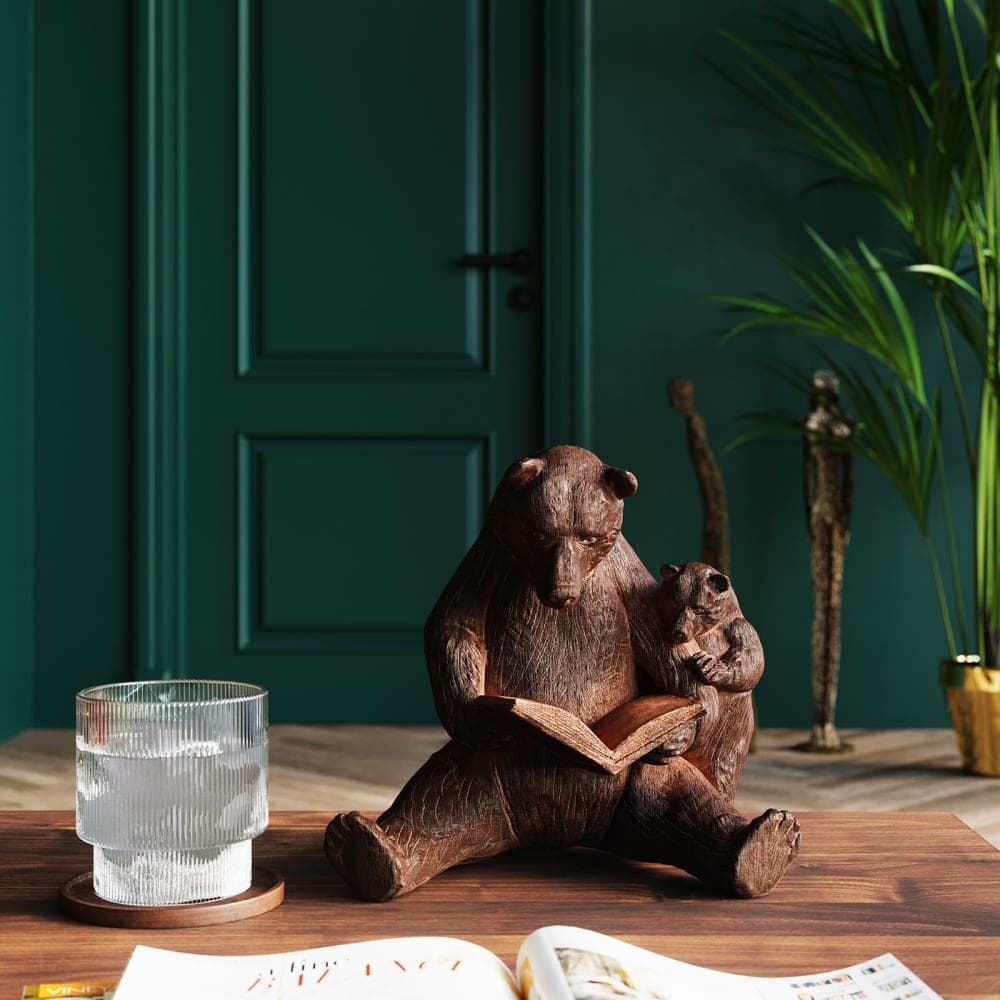 Figura decorativa de osos leyendo