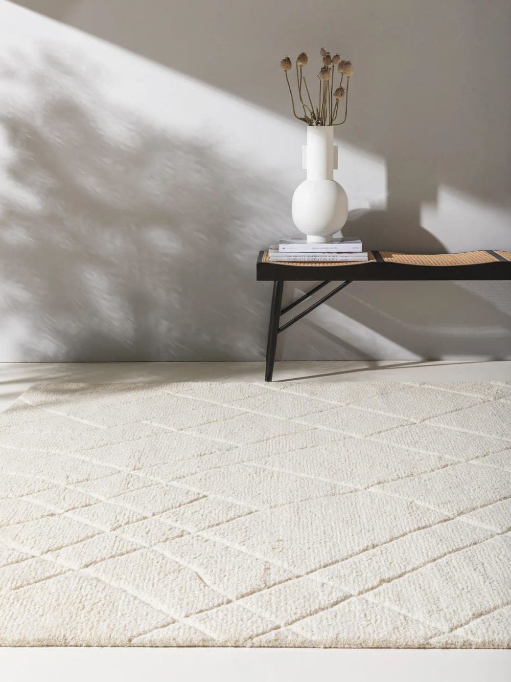 Alfombra de lana color marfil con patrón geométrico