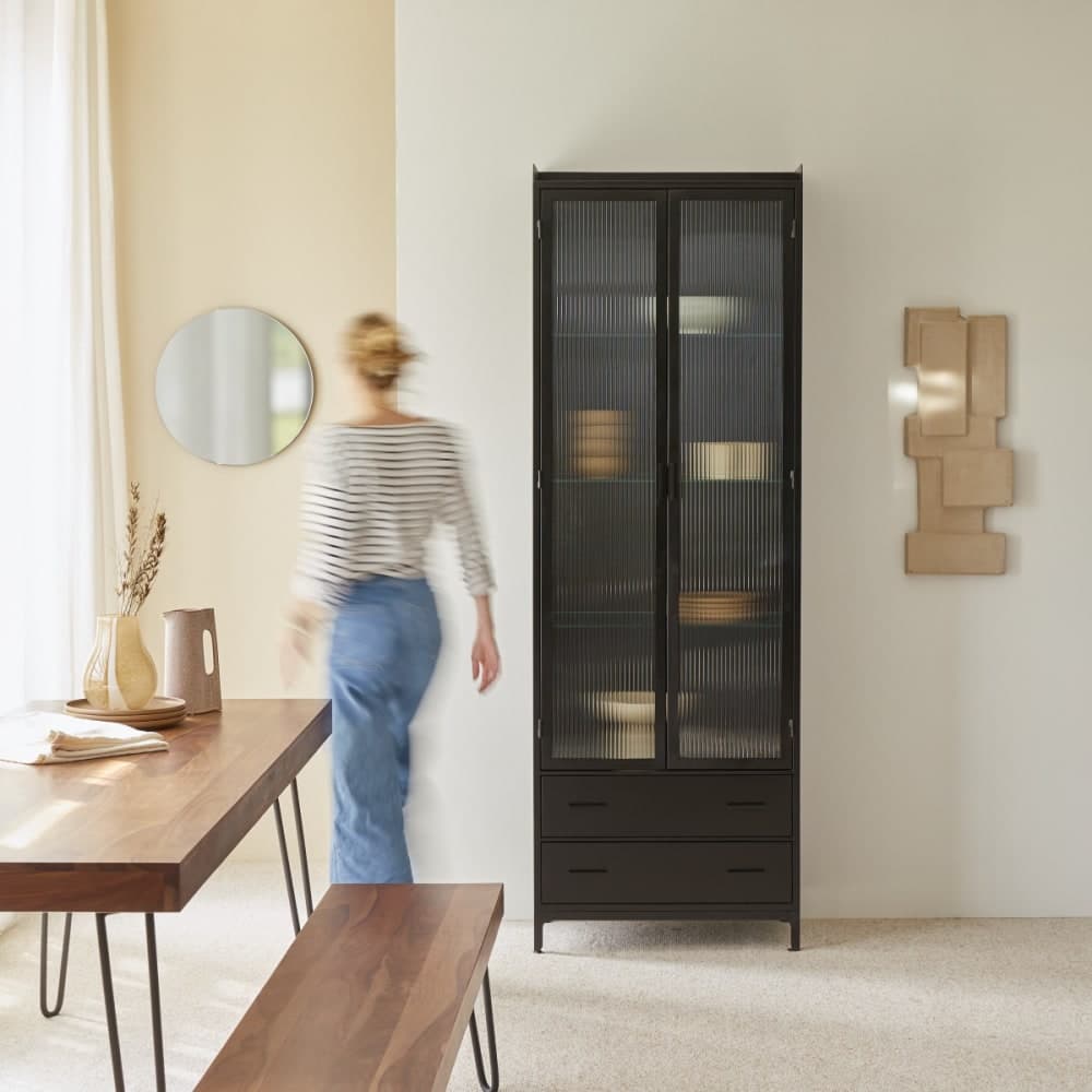 Vitrina alta de metal negro con puertas de cristal estriado