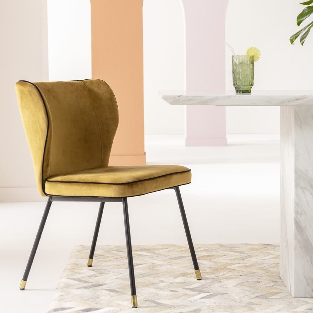 Silla de comedor de terciopelo amarillo con patas metálicas