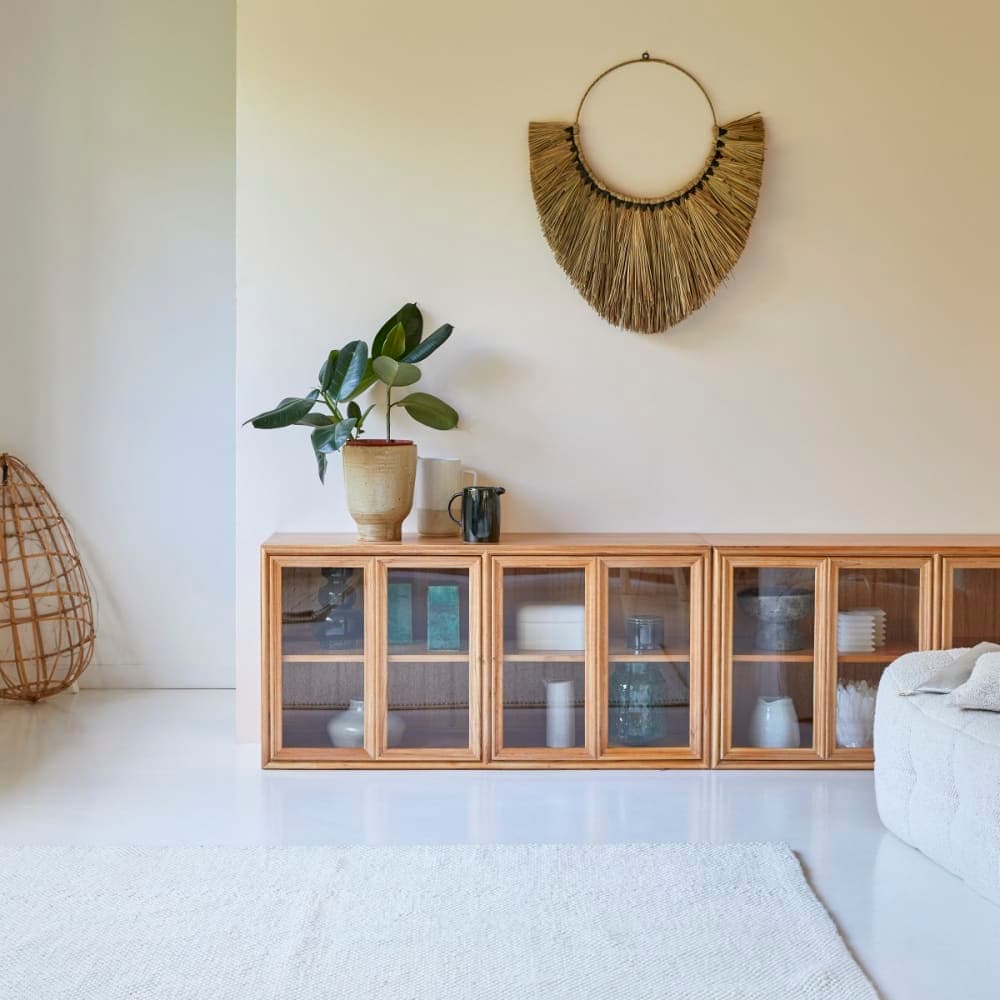 Vitrina baja de madera de mindi con puertas de cristal