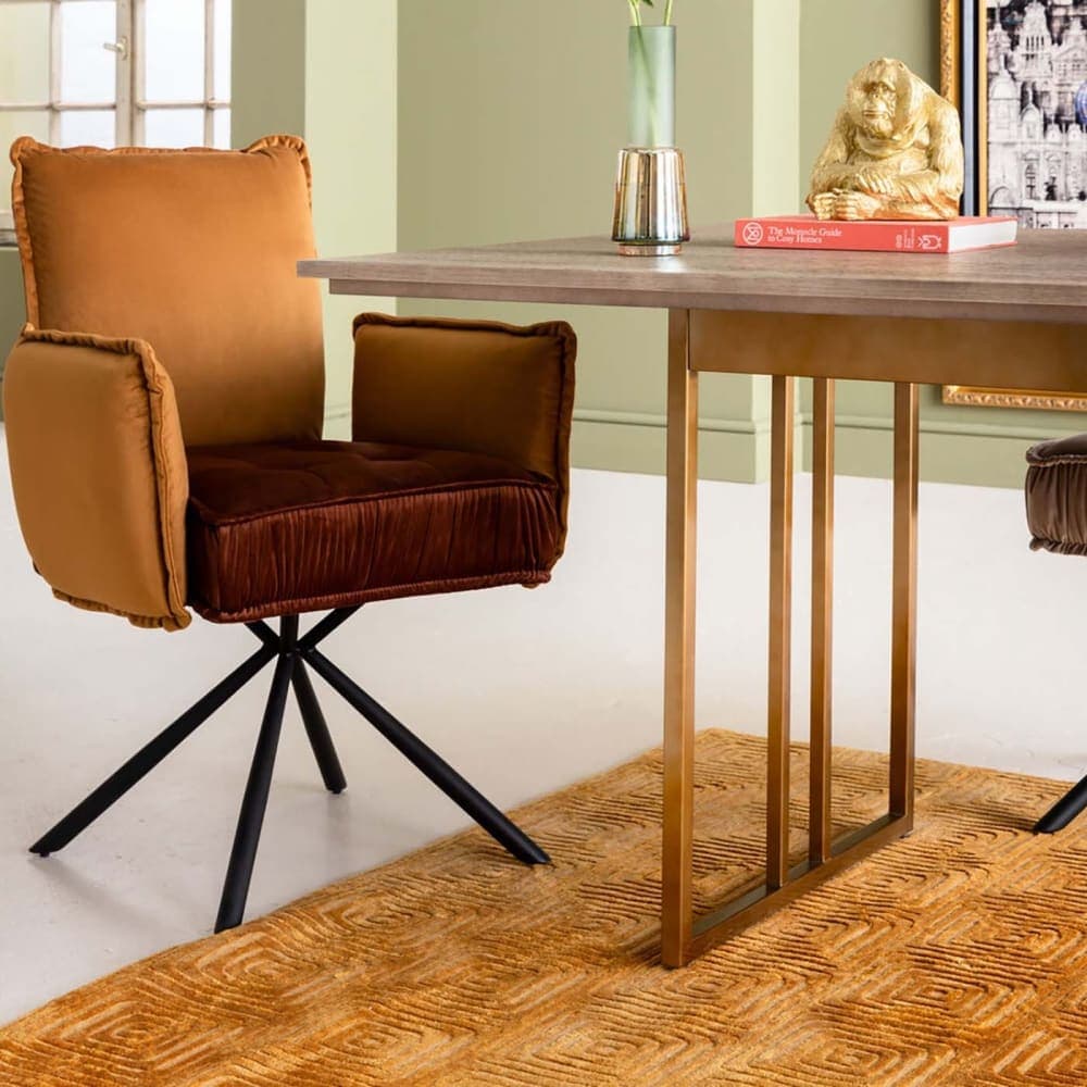 silla con reposabrazos marrón, silla de terciopelo con patas negras