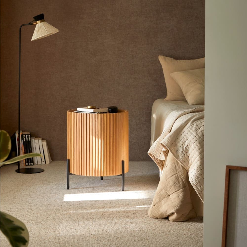Mesita de noche de madera de mindi con diseño estriado