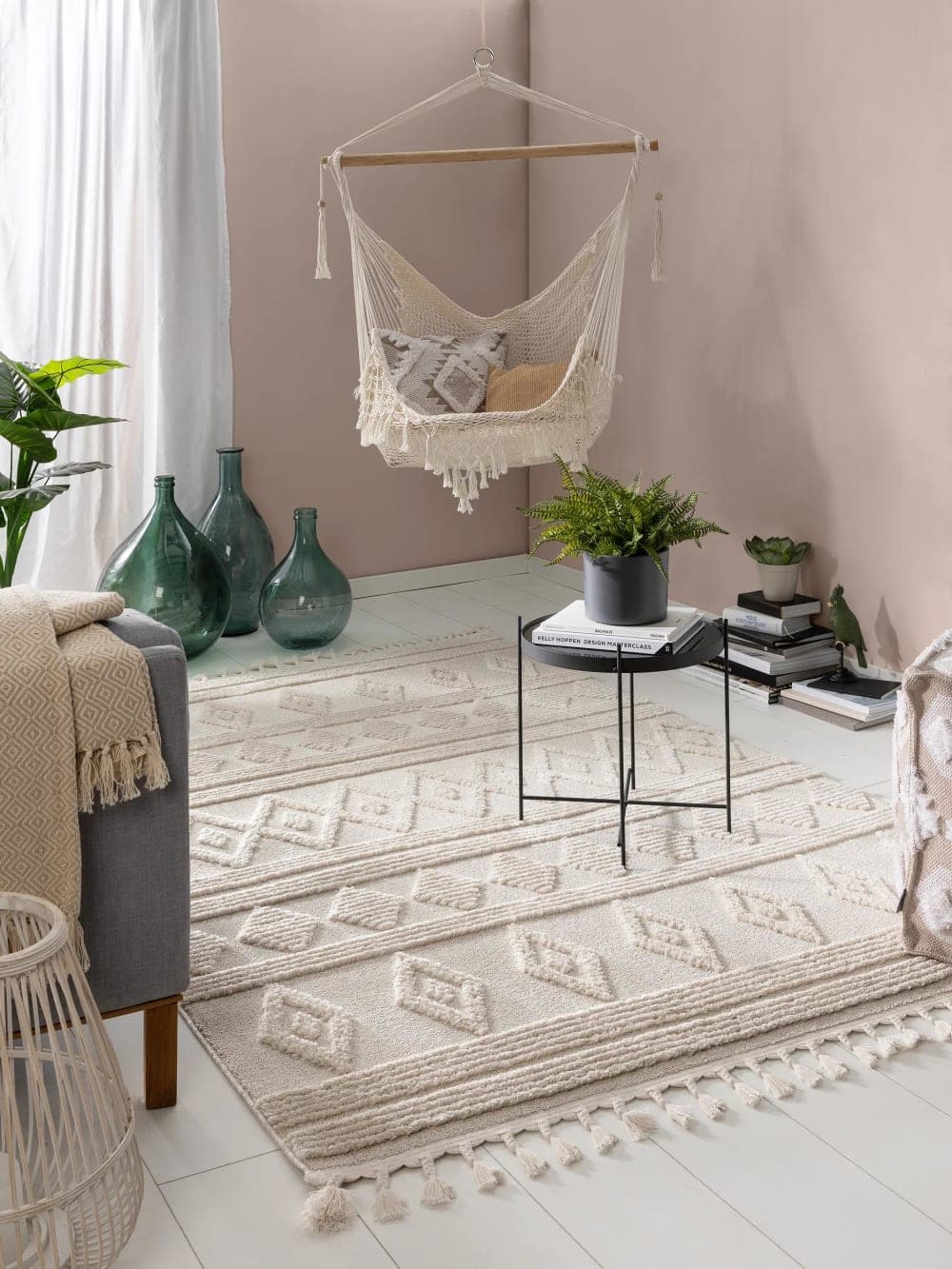 Alfombra rectangular beige con textura geométrica y flecos