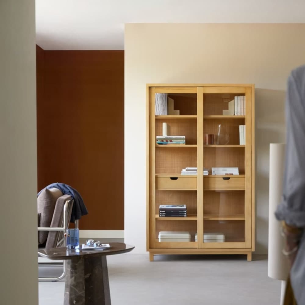 Biblioteca de roble macizo con puertas de cristal