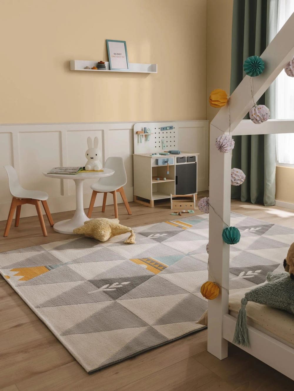 Alfombra infantil beige con estampado geométrico 120x170