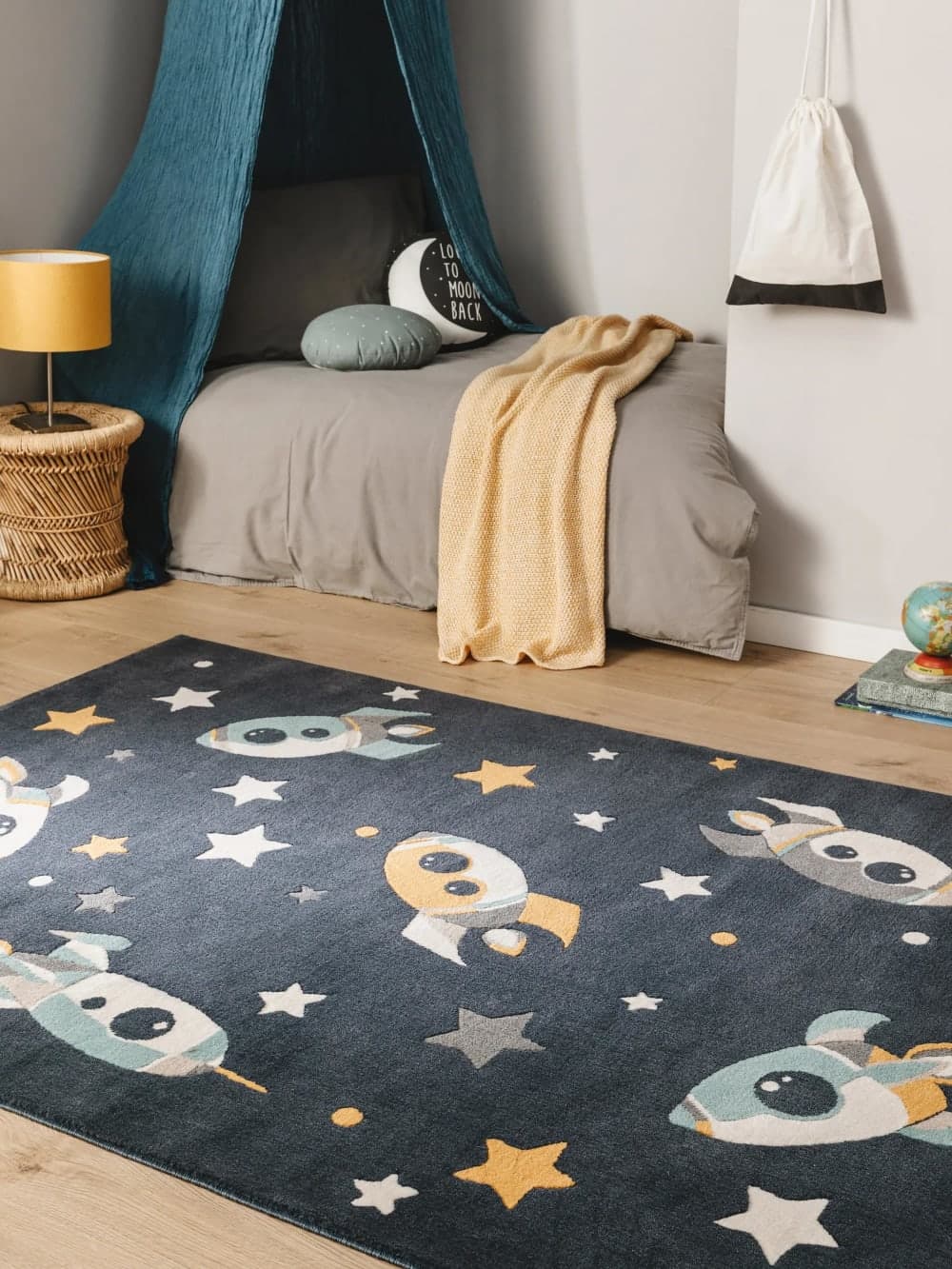 Alfombra infantil azul con diseño de cohetes 120x170