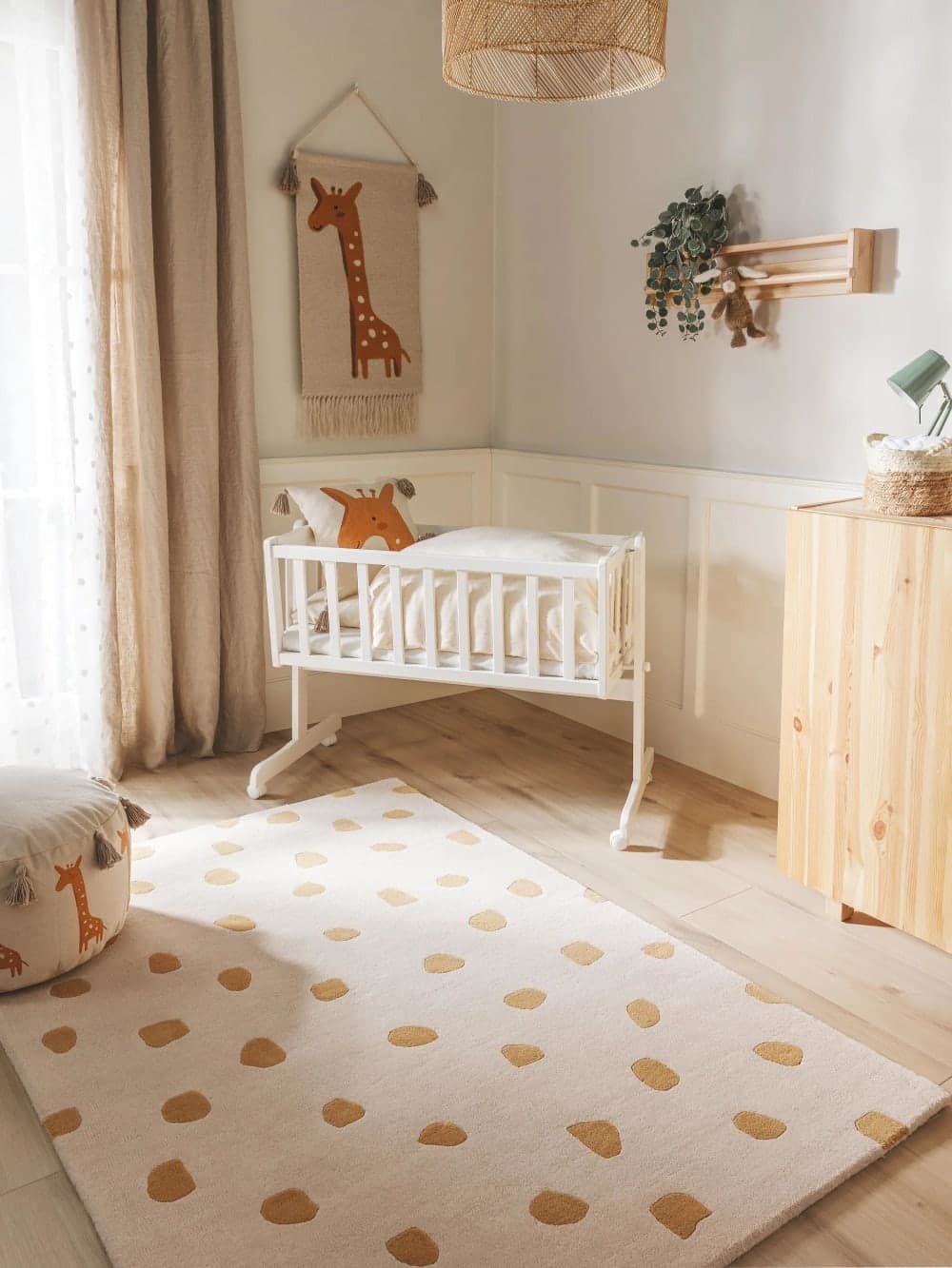 Alfombra infantil con estampado de puntos amarillos