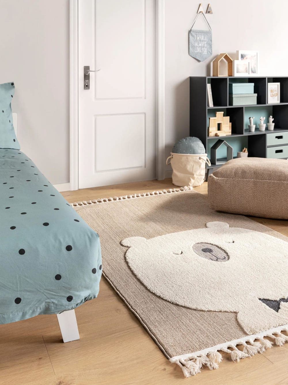 Alfombra infantil beige con diseño de oso