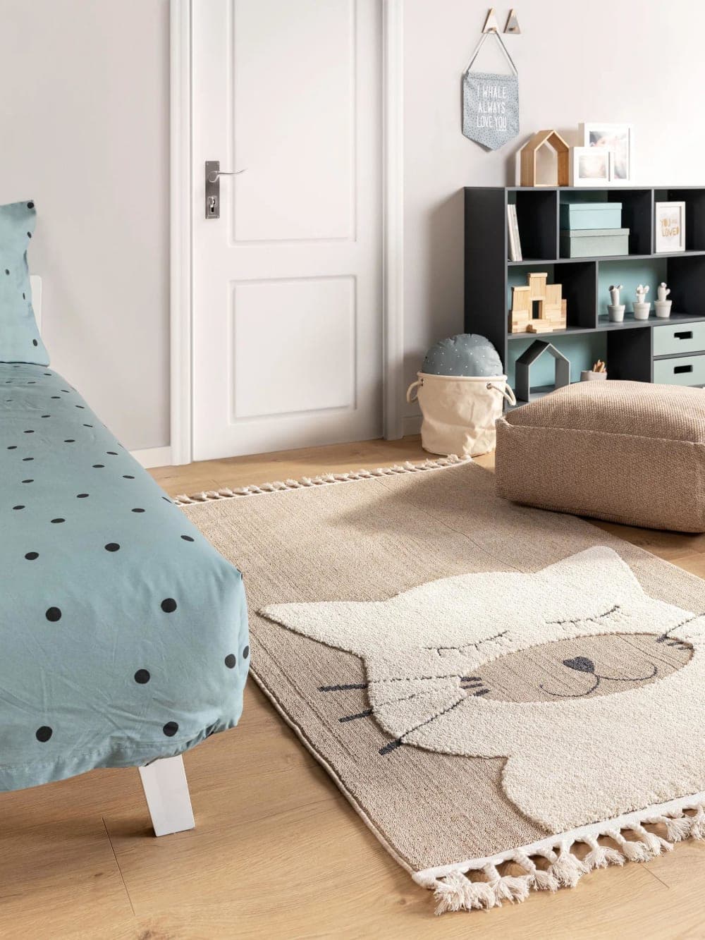 Alfombra infantil beige con diseño de gato
