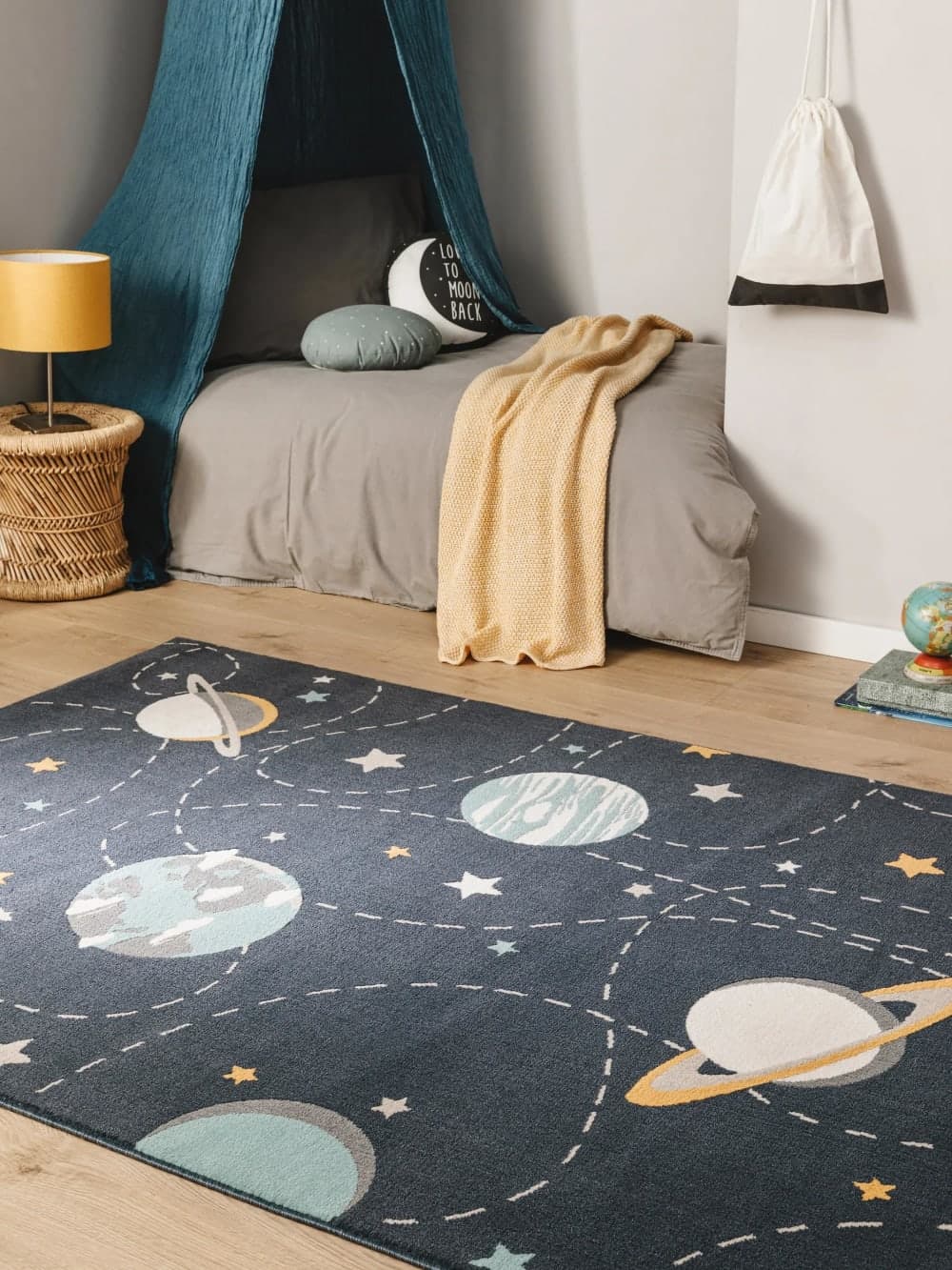Alfombra infantil azul con diseño de planetas 120x170