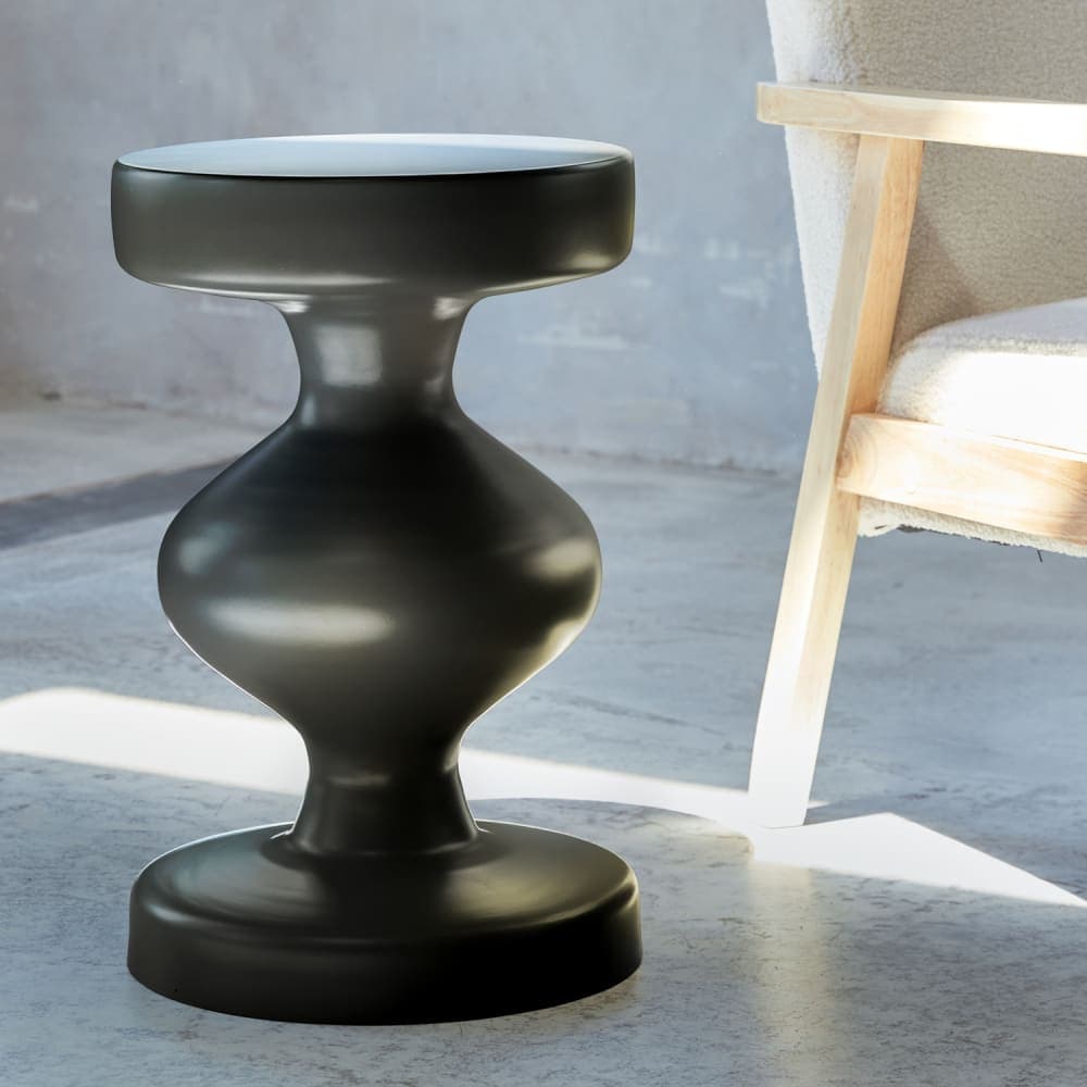 Mesa auxiliar de metal negra de diseño