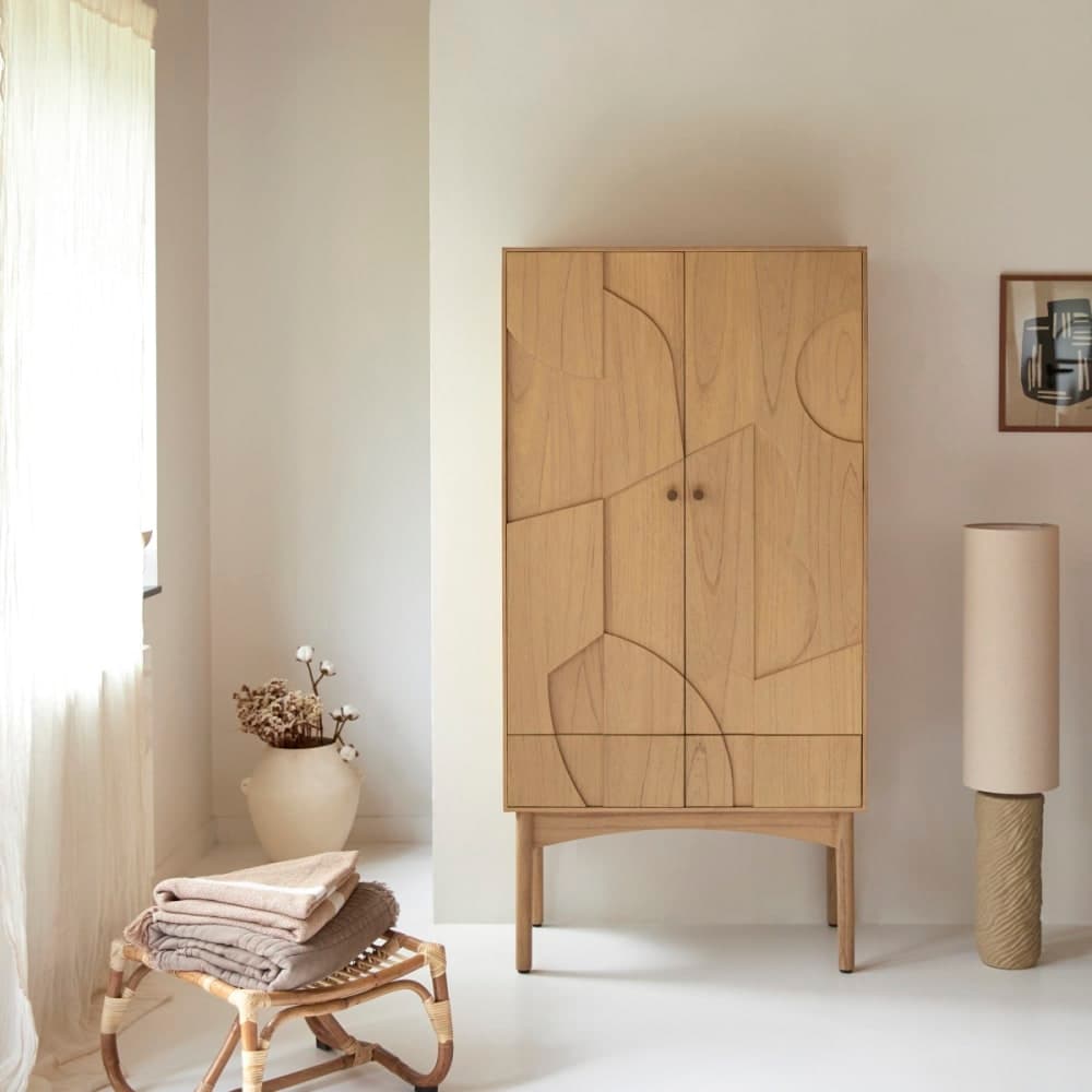 Armario de madera de mindi con puertas talladas