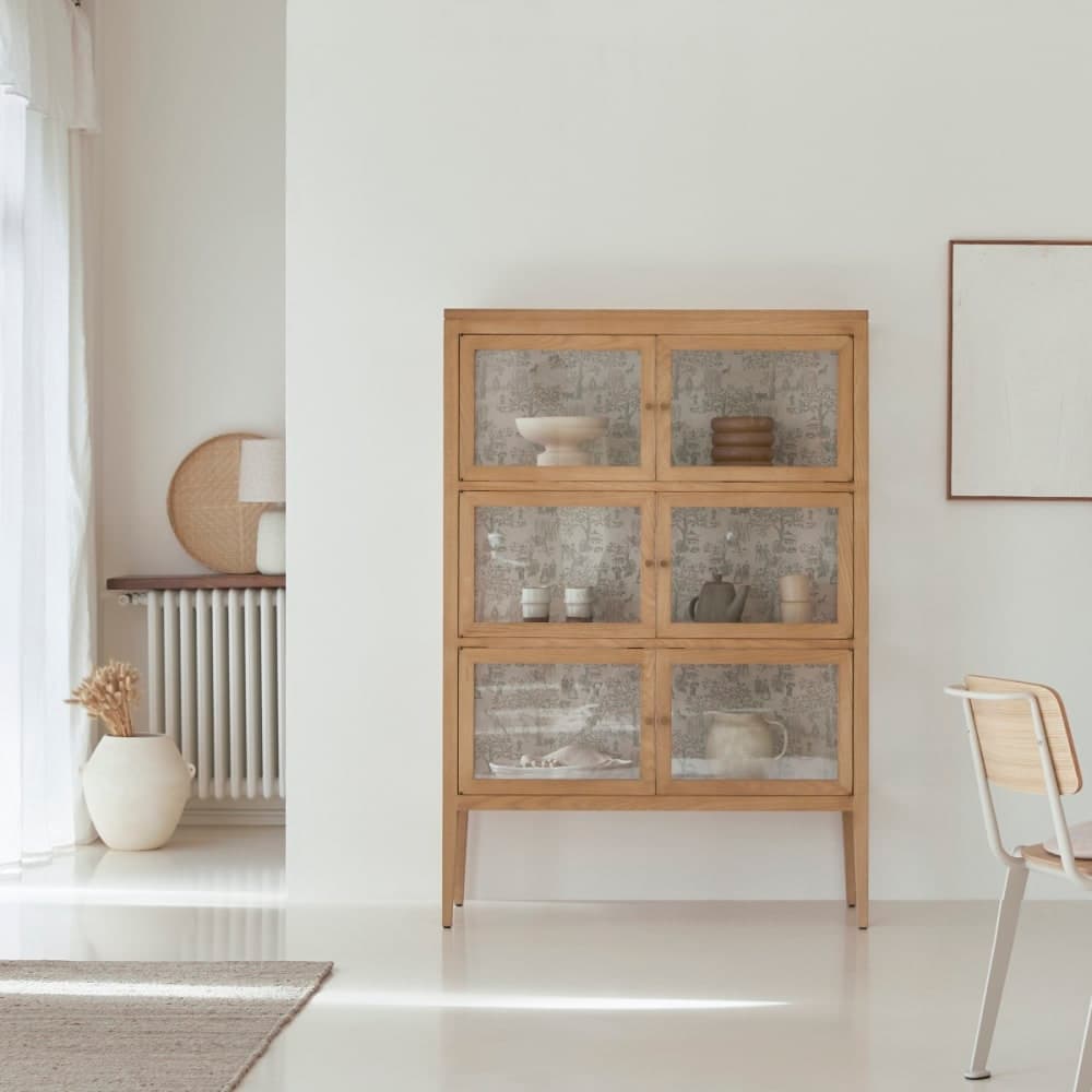 Vitrina de roble con puertas de cristal