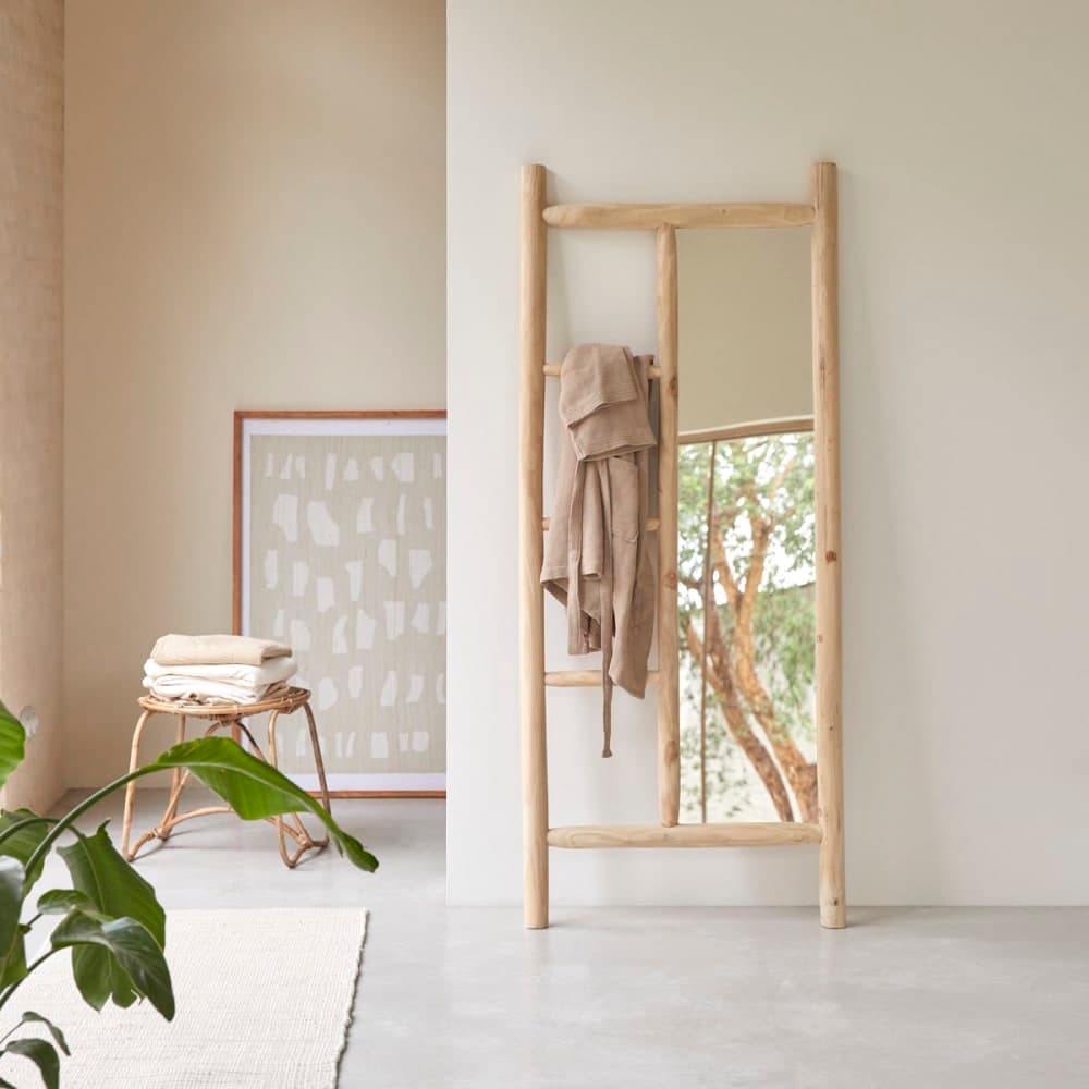 Espejo de pie de madera de teca con estructura de escalera