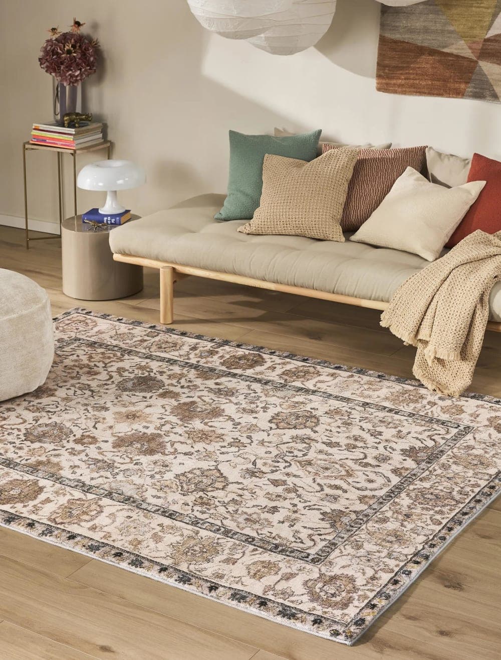 Alfombra beige con estampado floral vintage