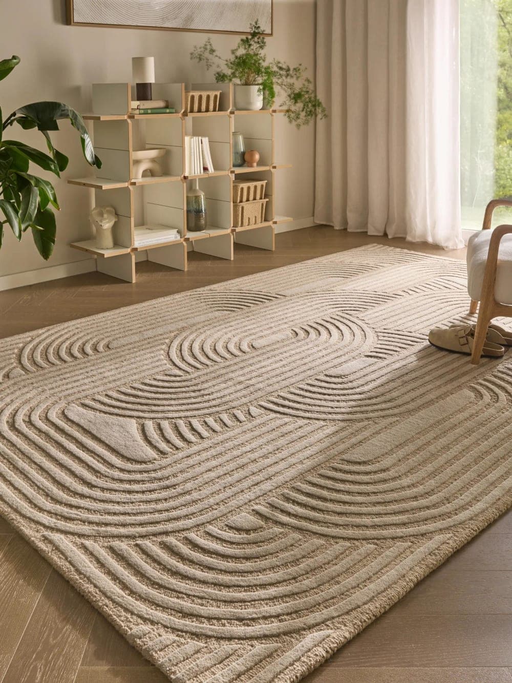 Alfombra de lana beige con relieve geométrico