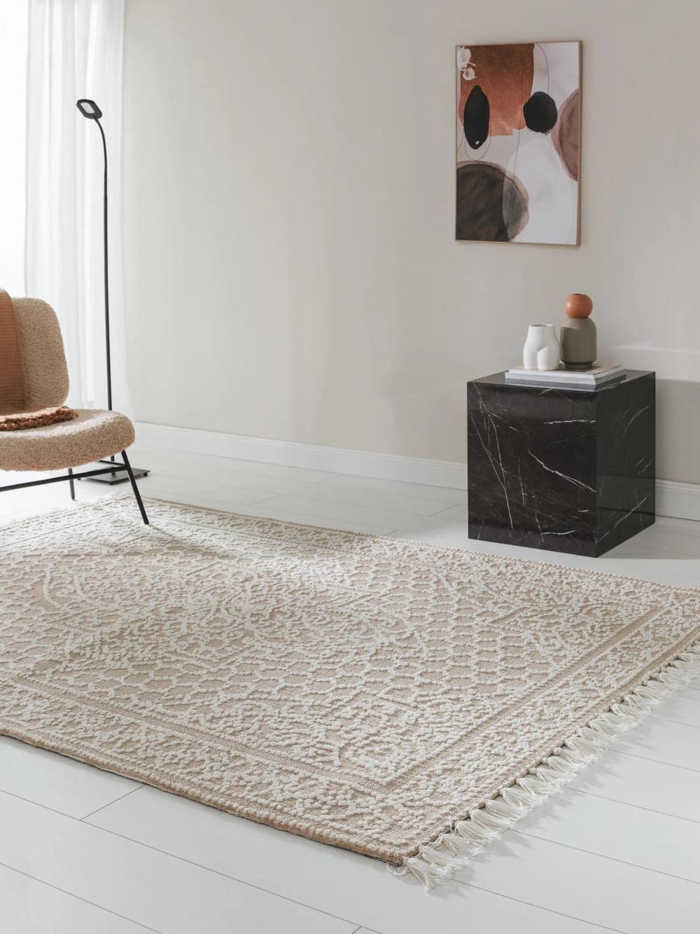 Alfombra beige rectangular con estampado geométrico y flecos