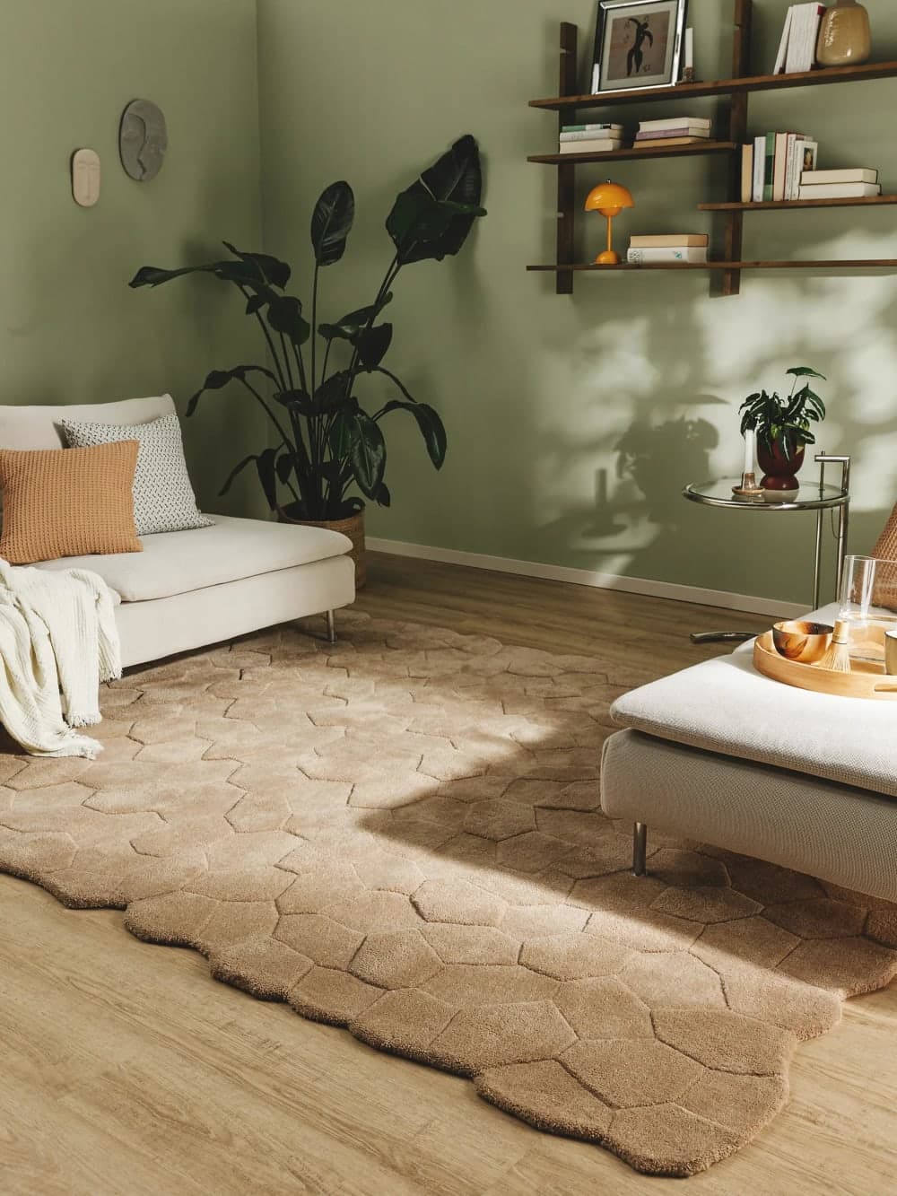 Alfombra de lana beige con patrón geométrico