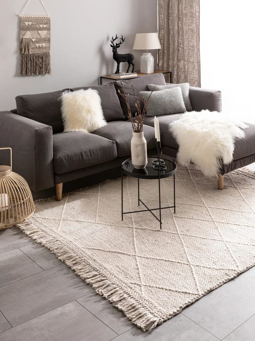 Alfombra de lana beige con diseño geométrico y flecos
