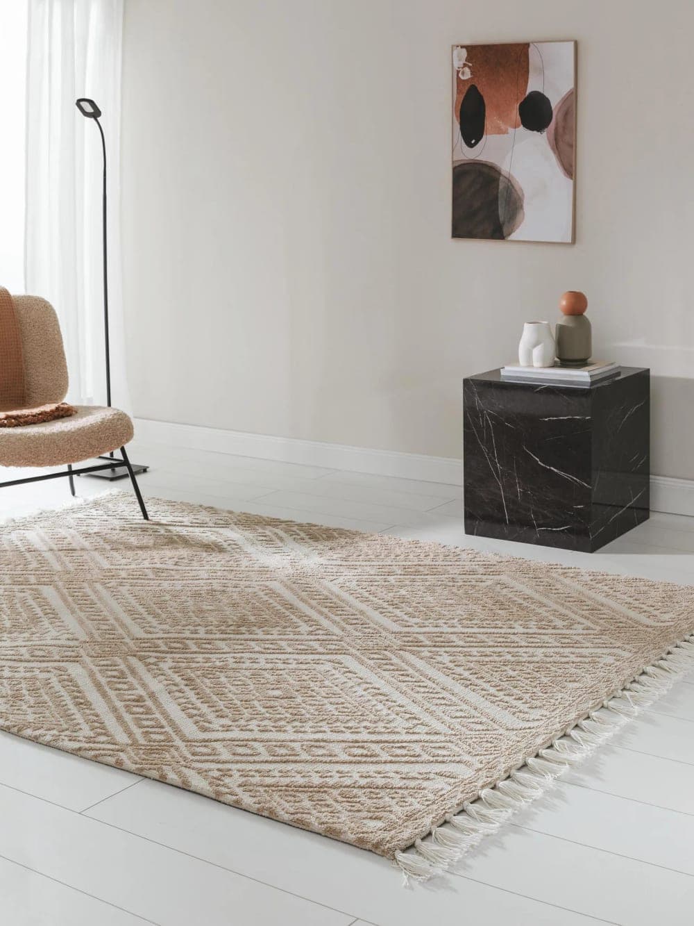 Alfombra beige rectangular con textura geométrica y flecos